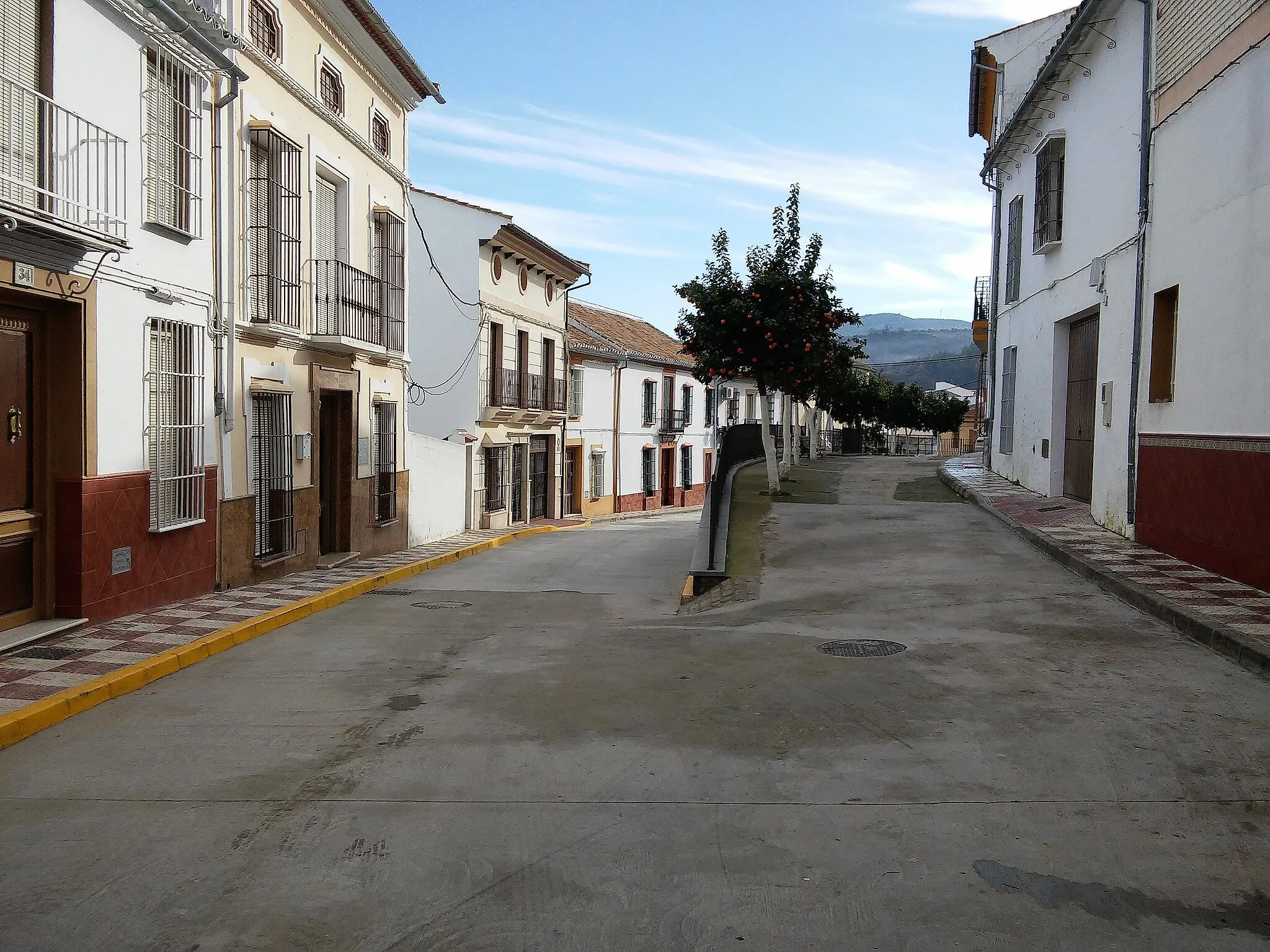 Photo showing: En la calle del río, popularmente conocida por calle de los Ricos, porque aquí vivían las familias más pudientes del pueblo.