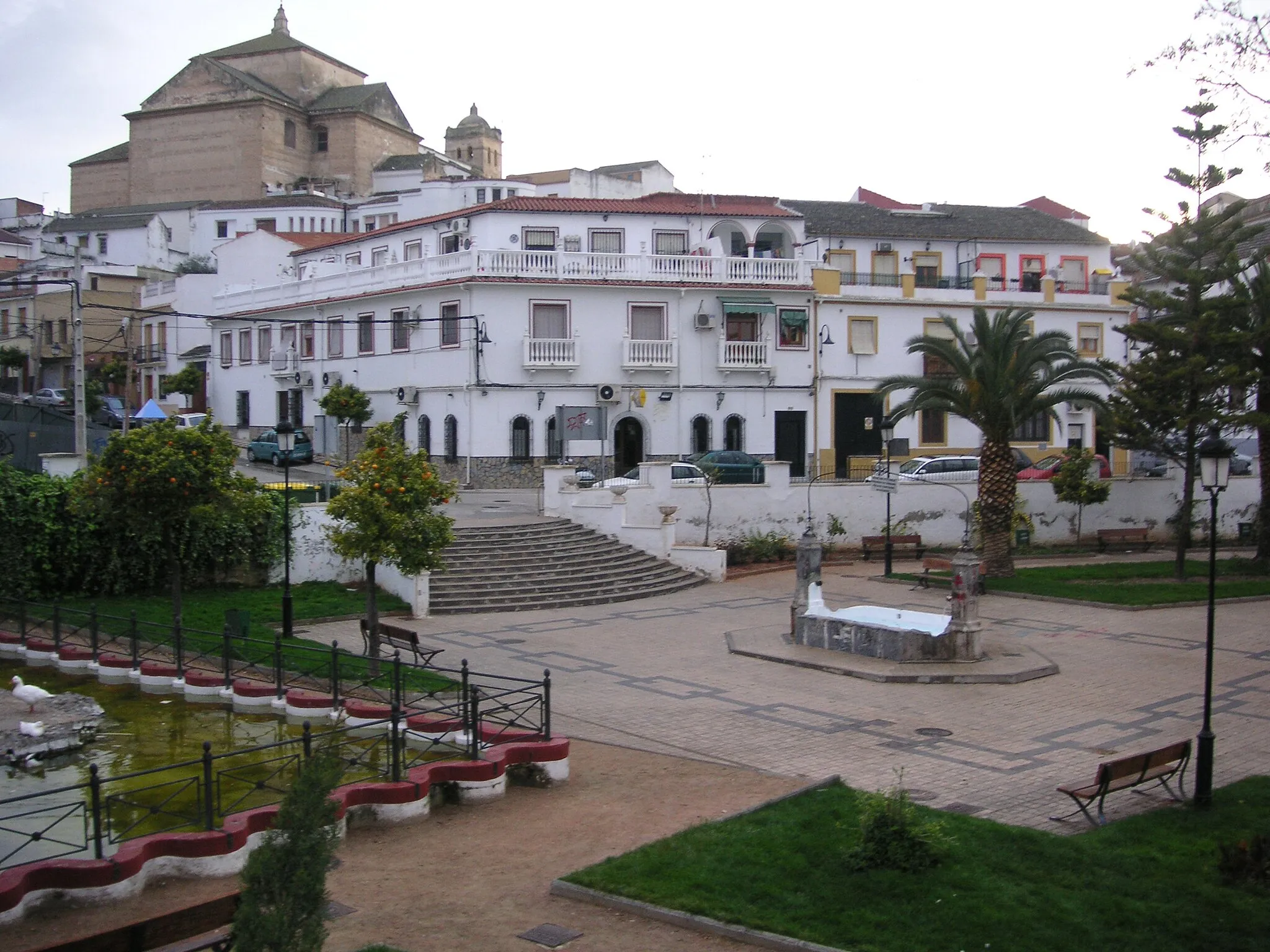 Photo showing: Fernán Núñez (Córdoba): Llano de Las Fuentes, al fondo Iglesia de Santa Marina