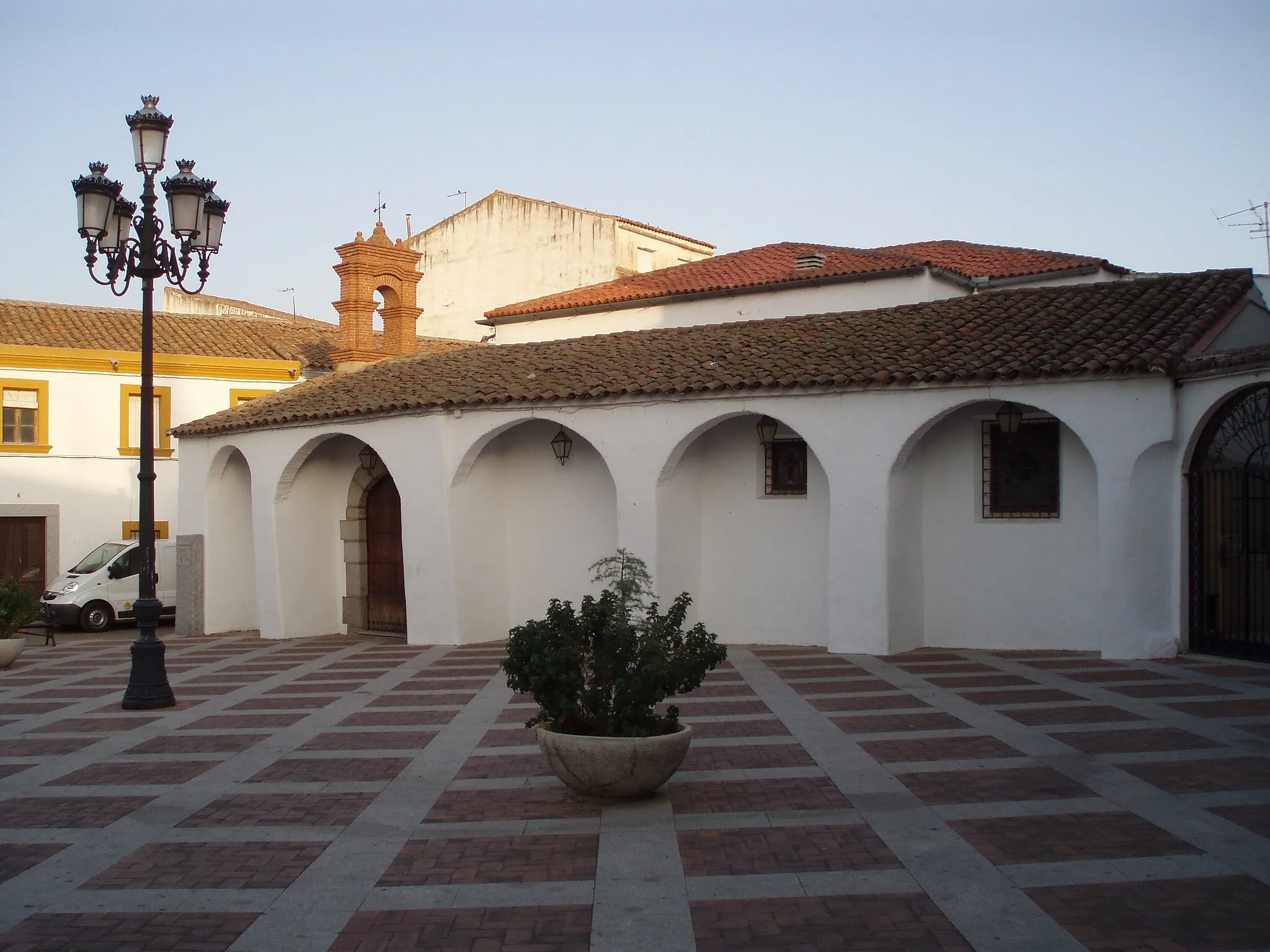 Photo showing: Vista lateral de la Ermita de Santa Ana, la primera iglesia, de Hinojosa del Duque (Córdoba) (Andalucía) (España)