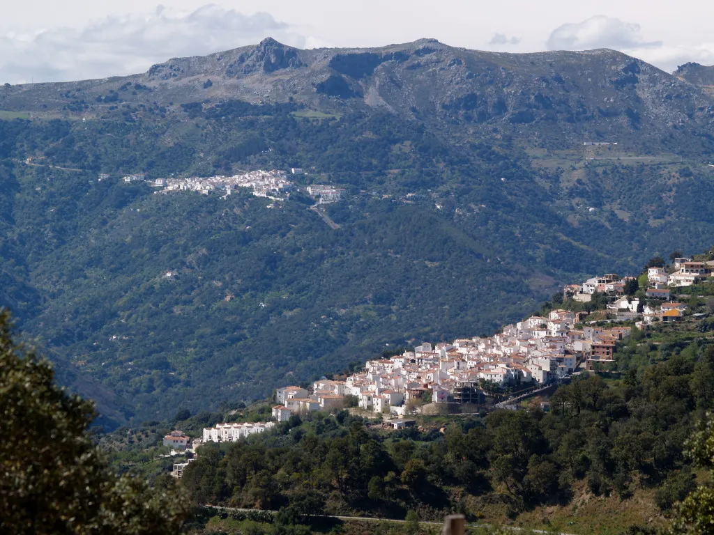 Photo showing: Jubrique en primer plano y al fondo Algatocín, en la Serranía de Ronda, Málaga