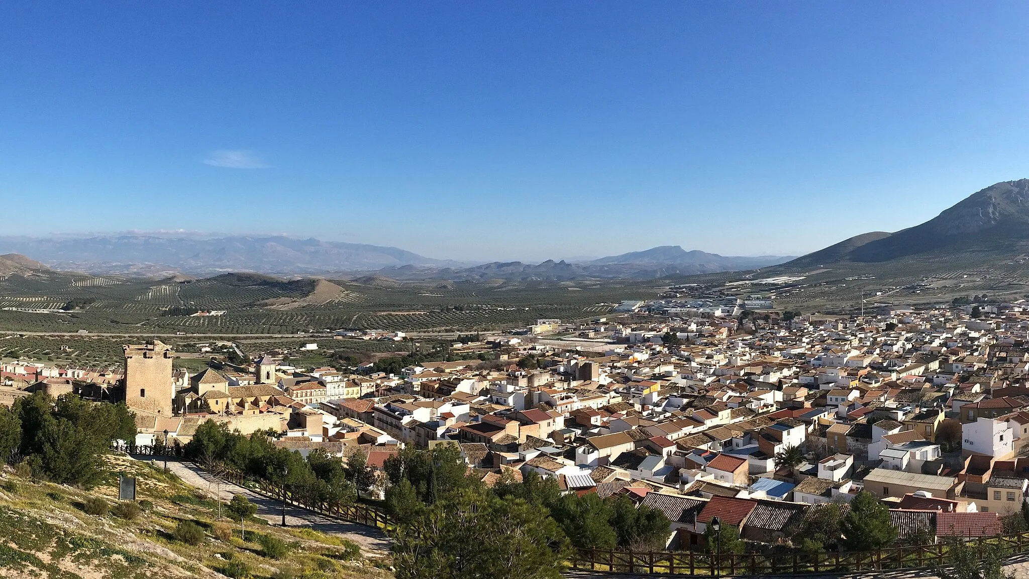 Photo showing: Vista del municipio de Jódar desde el mirador.