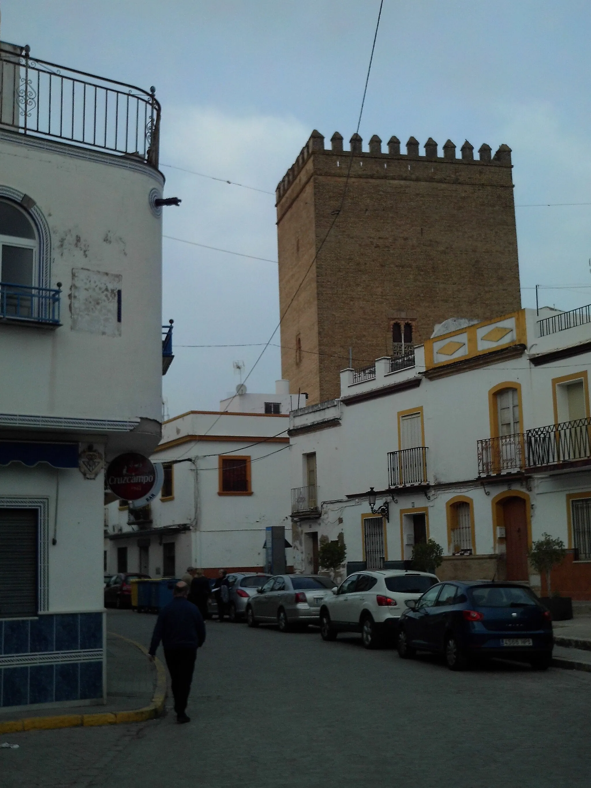 Photo showing: Calle y torre de los Guzmanes, al fondo. La Algaba, provincia de Sevilla, Andalucía, España.