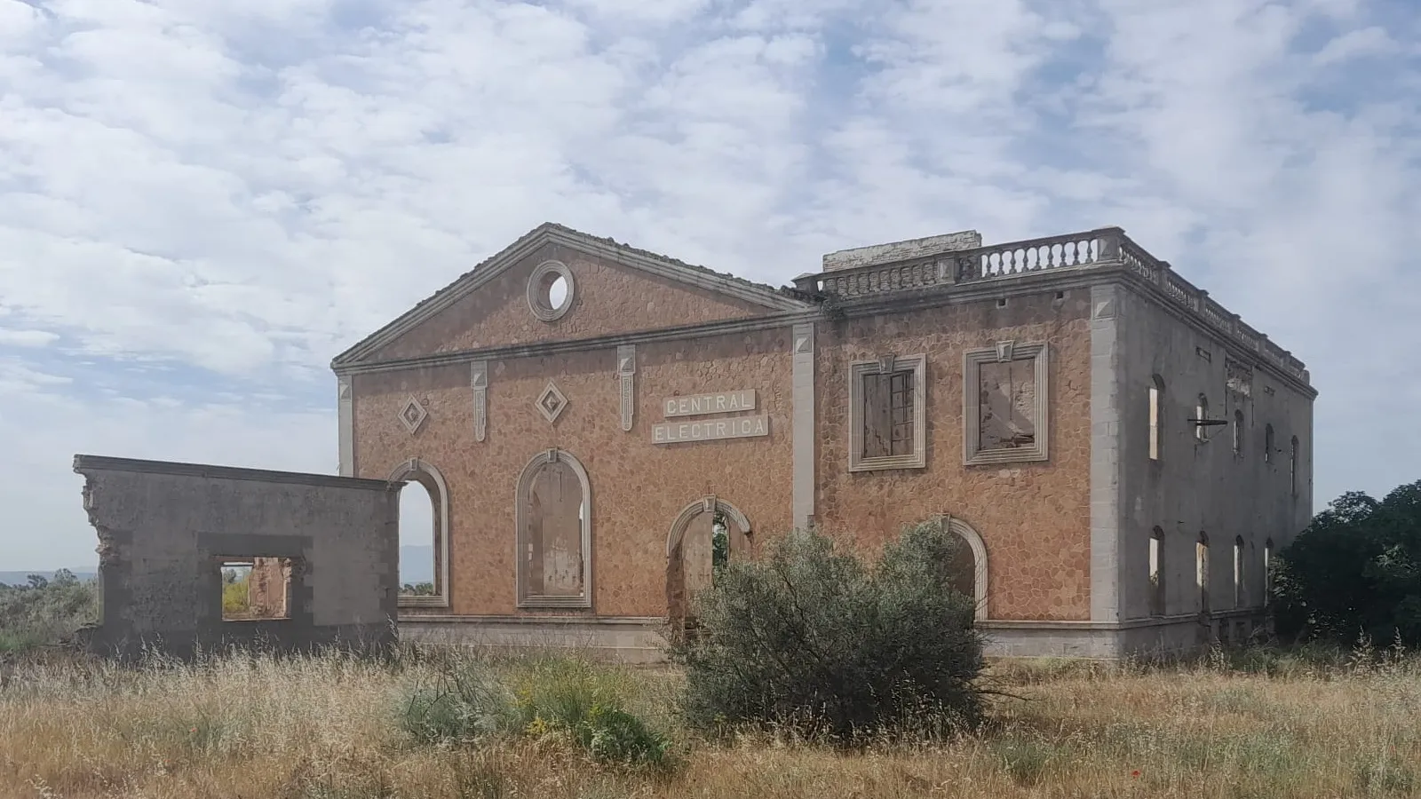Photo showing: Antigua Central Eléctrica de Linares, de estilo modernista con influencias clásicas, albergaba potentes grupos motogeneradores diésel