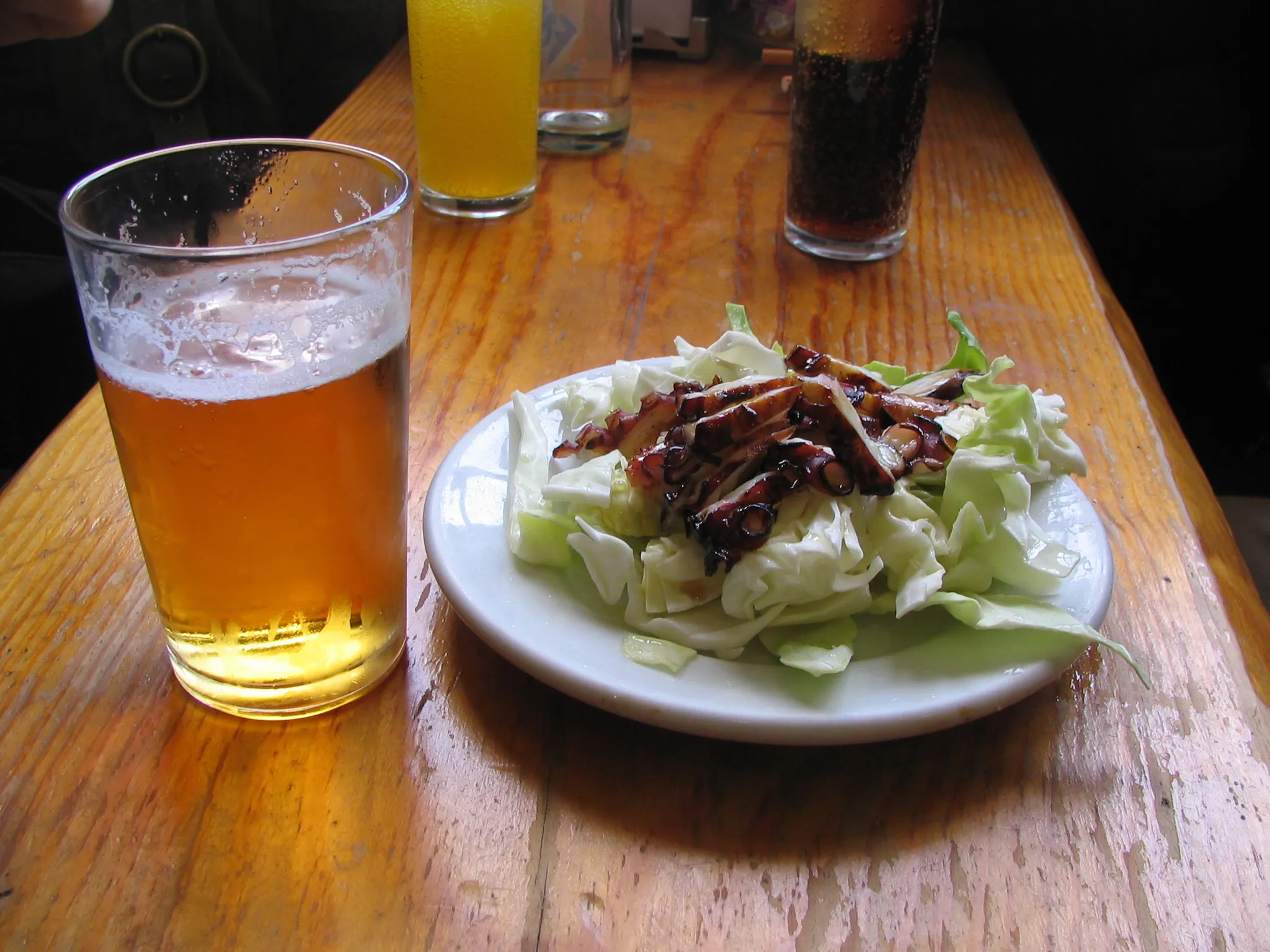 Photo showing: pulpo seco motrileño acompañado de una cerveza.