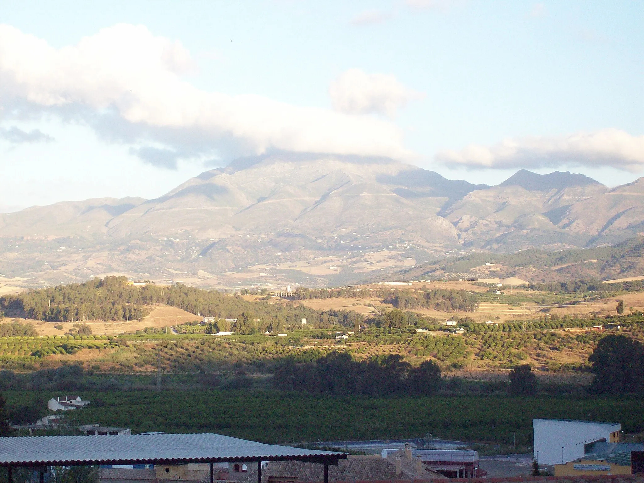 Photo showing: sierra con algunas nuves vista desde pizarra