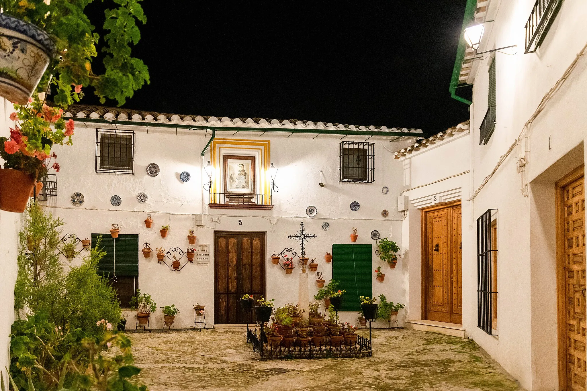 Photo showing: Vista nocturna de la plaza de San Antonio en el barrio de la Villa, Priego de Córdoba (España).