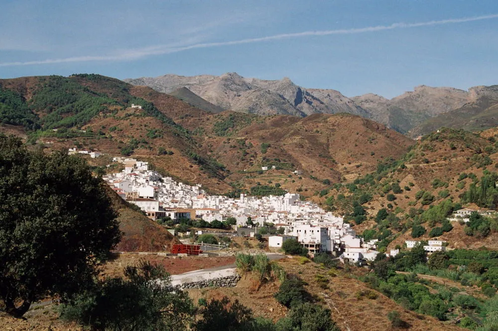 Photo showing: Tolox in Málaga (Spain) with the Sierra de las Nieves at background