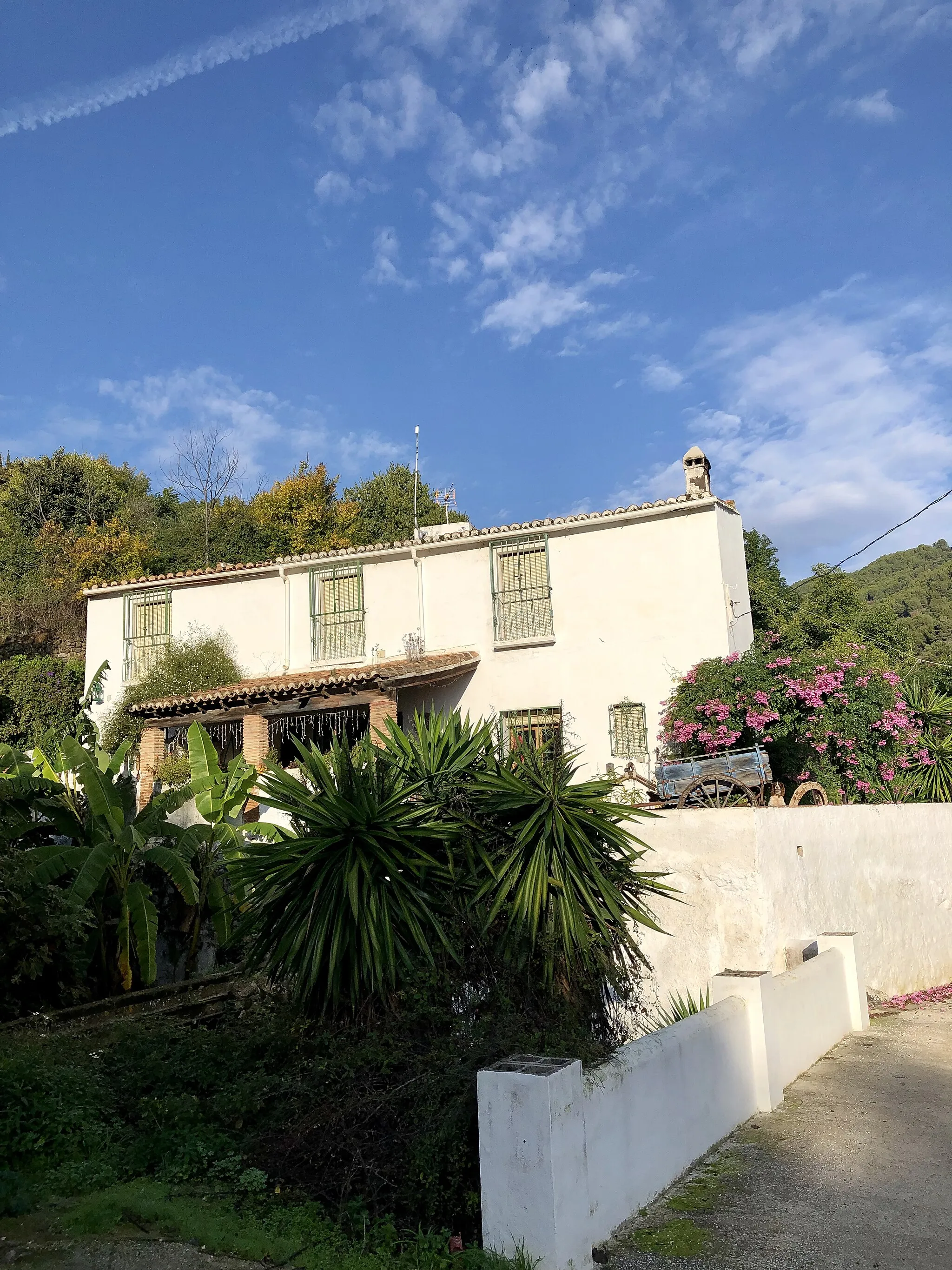 Photo showing: Molino Viejo, Tolox (Malaga, Andalucía, España). Antiguo molino situado sobre uno de los afluentes del rio de los Horcajos, utilizado hoy día para uso residencial.