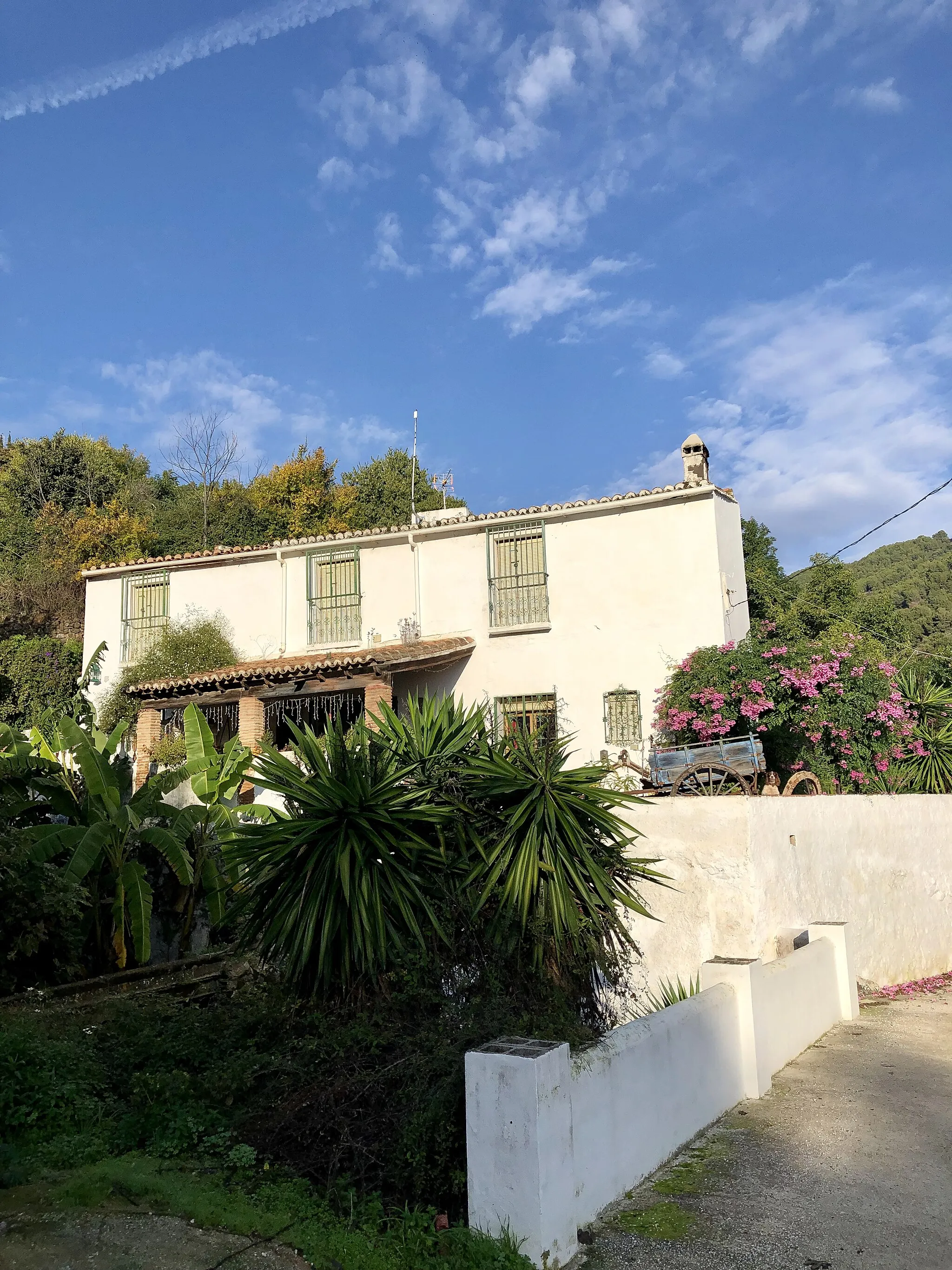 Photo showing: Molino Viejo, Tolox (Malaga, Andalucía, España). Antiguo molino situado sobre uno de los afluentes del rio de los Horcajos, utilizado hoy día para uso residencial.