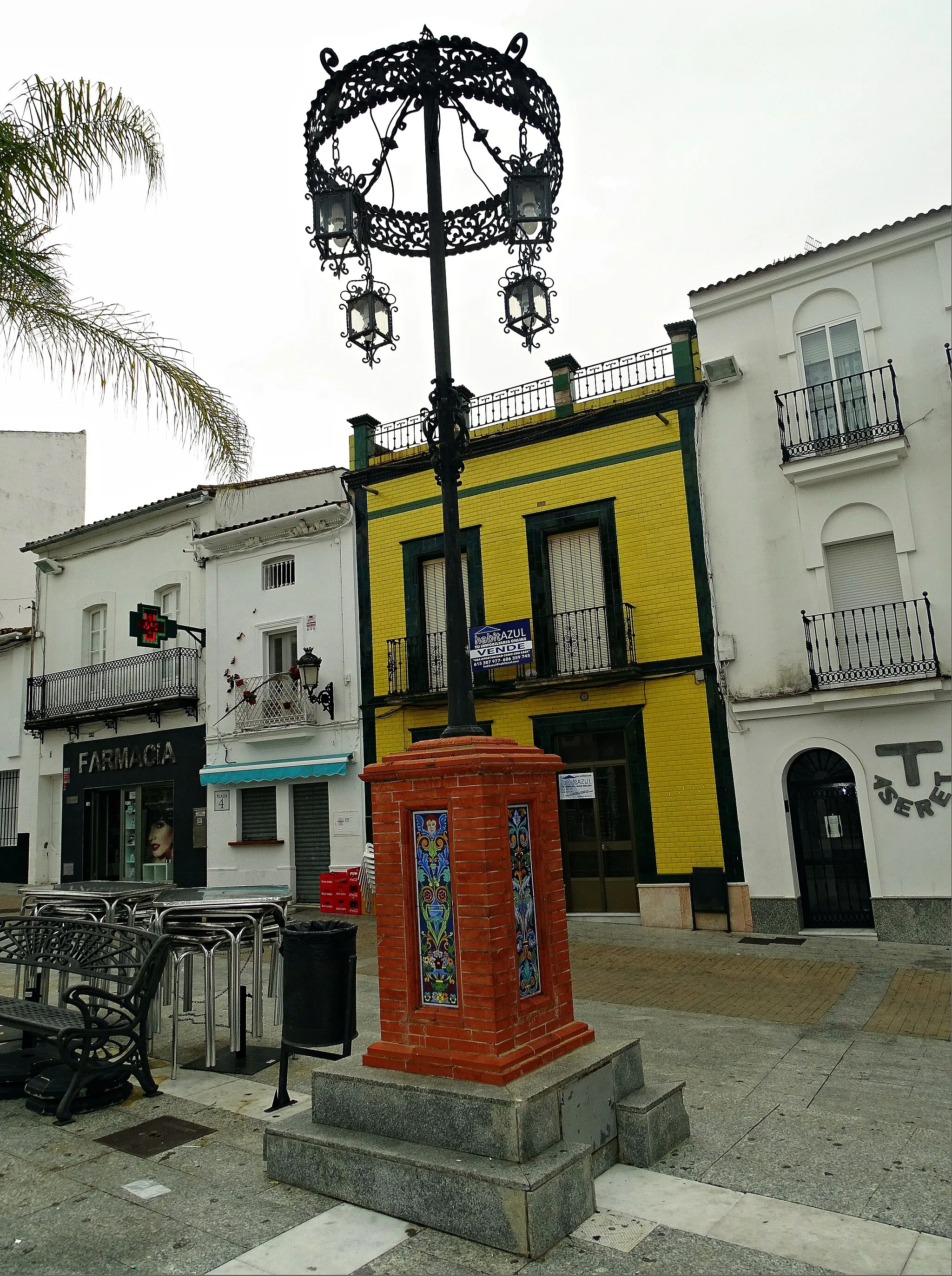 Photo showing: Vista de una farola en una calle de Valverde del Camino, provincia de Huelva (España).