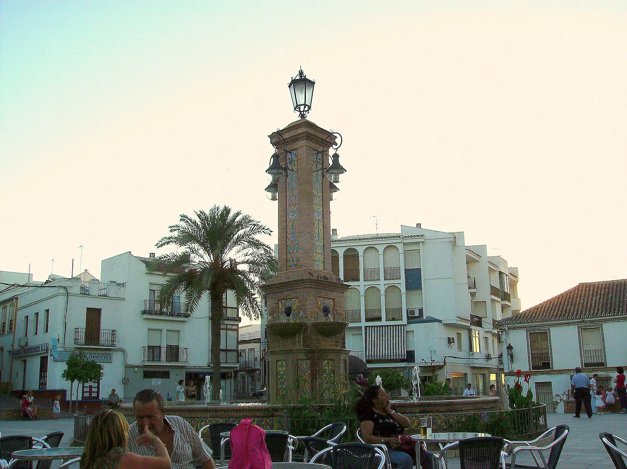 Photo showing: Fountain at La Plaza in Villamartín, Spain.