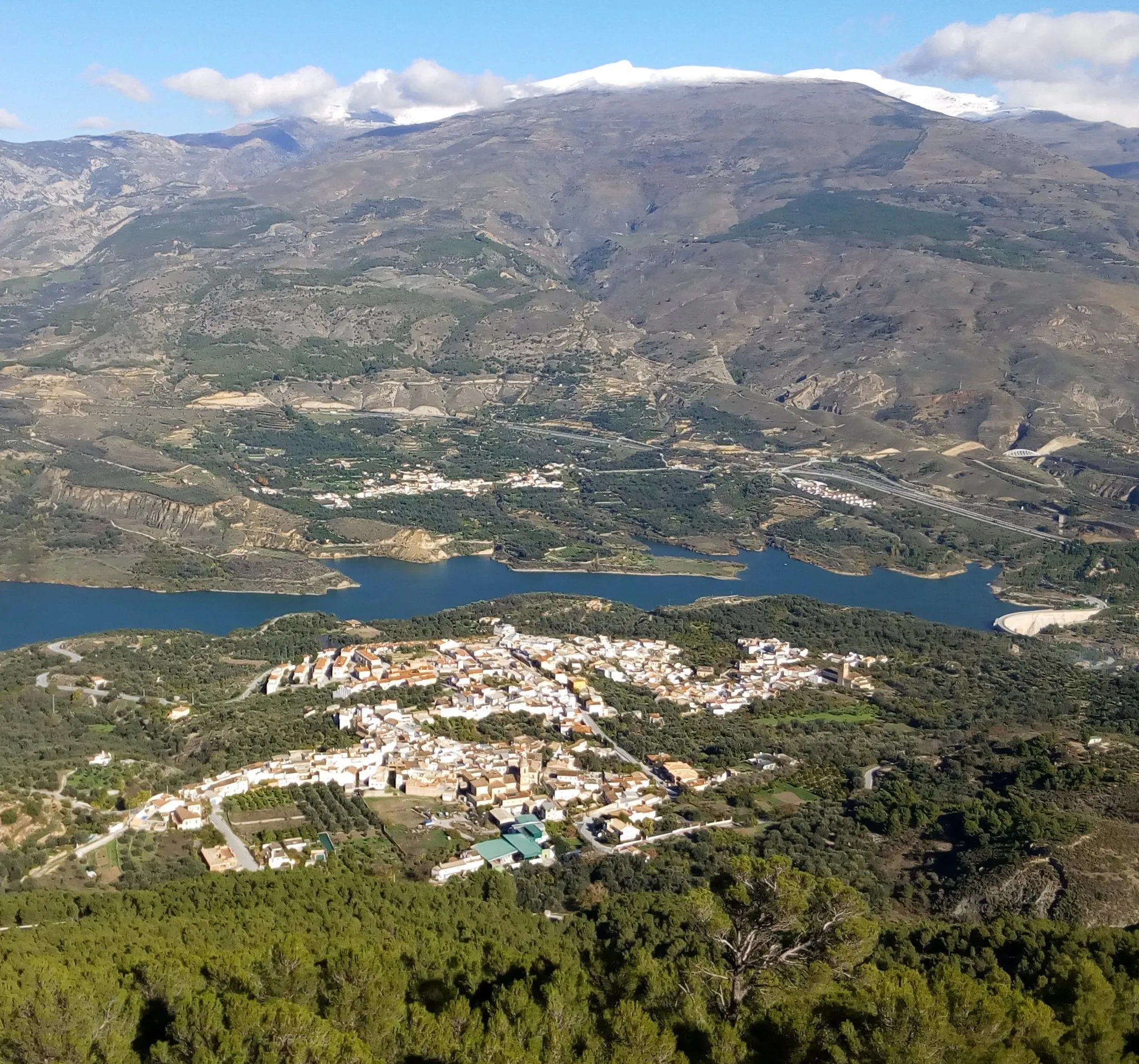 Photo showing: Pinos del Valle desde la ermita del Santo Cristo del Zapato, sobre el cerro Chinchirina.