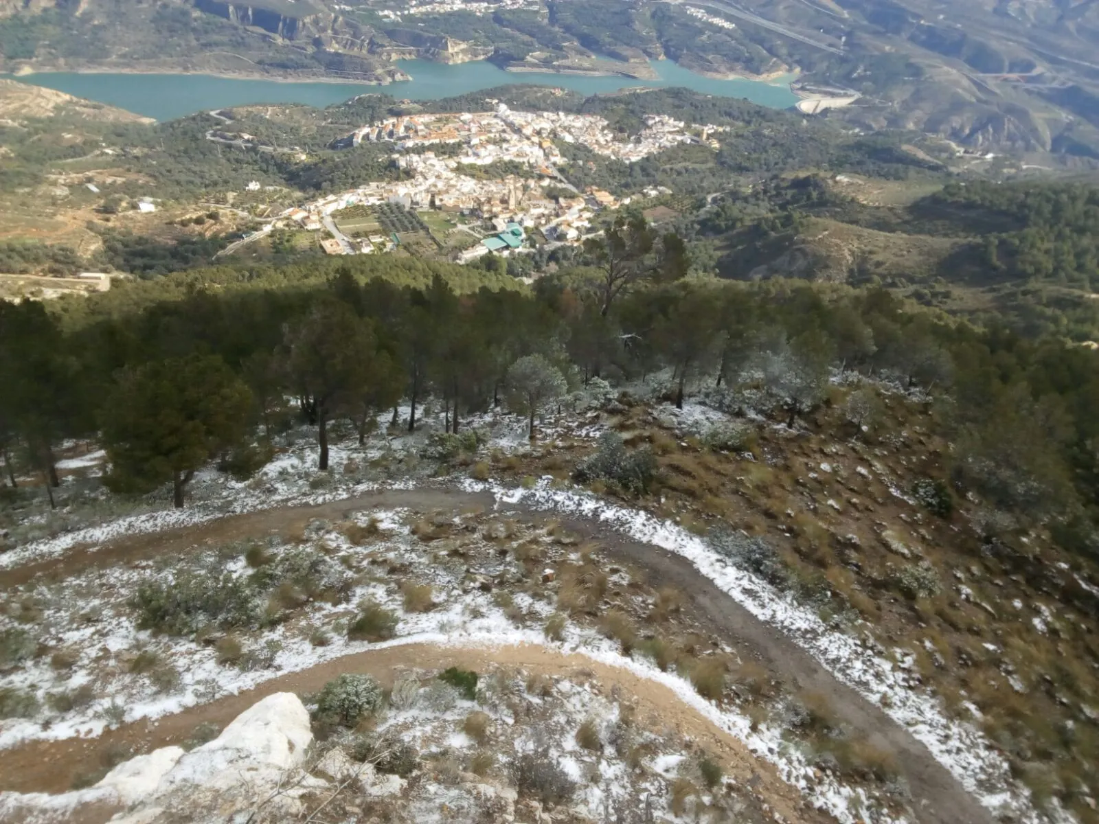 Photo showing: Vistas de la localidad de Pinos del Valle desde la cima del Cerro Chinchirina en invierno de 2016.
