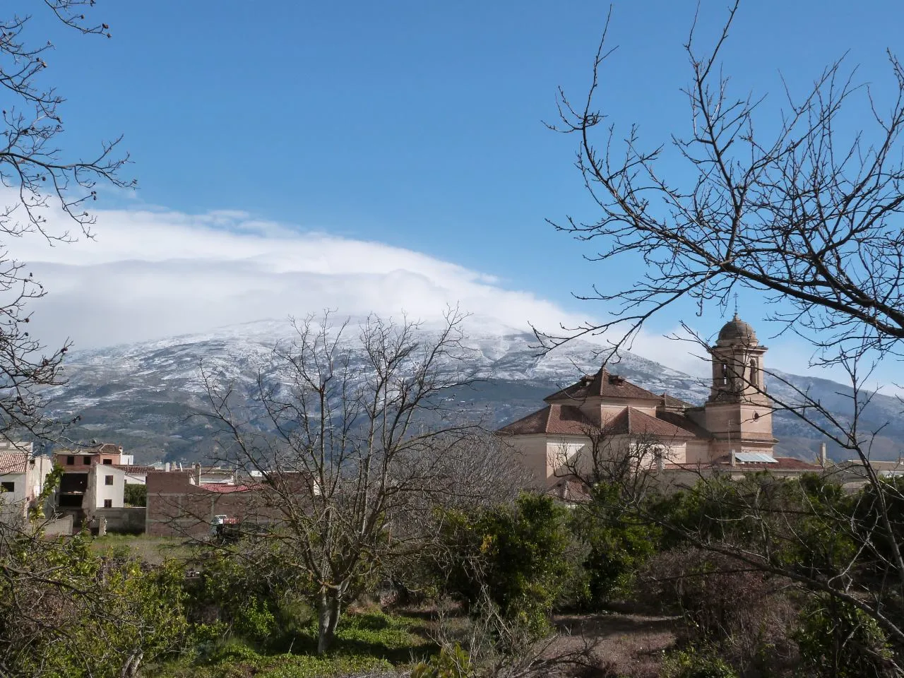 Photo showing: Iglesia de San Sebastián. Fue edificada en el Barrio Alto de Pinos del Valle a principios del siglo XIX sobre una antigua ermita construida en el siglo XVII. Contiene una obra en madera policromada representando al Cristo del Zapato, San Roque y San Sebastián, de muy hábil ejecución, realizada por el escultor granadino Domingo Sánchez Mesa.