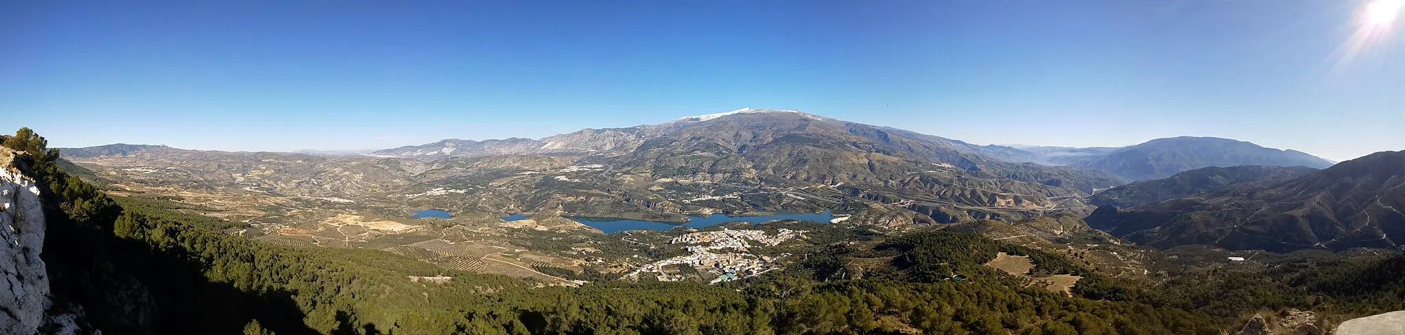 Photo showing: Panorámica de la parte meridional del Valle de Lecrín desde la ermita del Santo Cristo del Zapato, sobre el cerro Chinchirina, con la localidad de Pinos del Valle al frente.