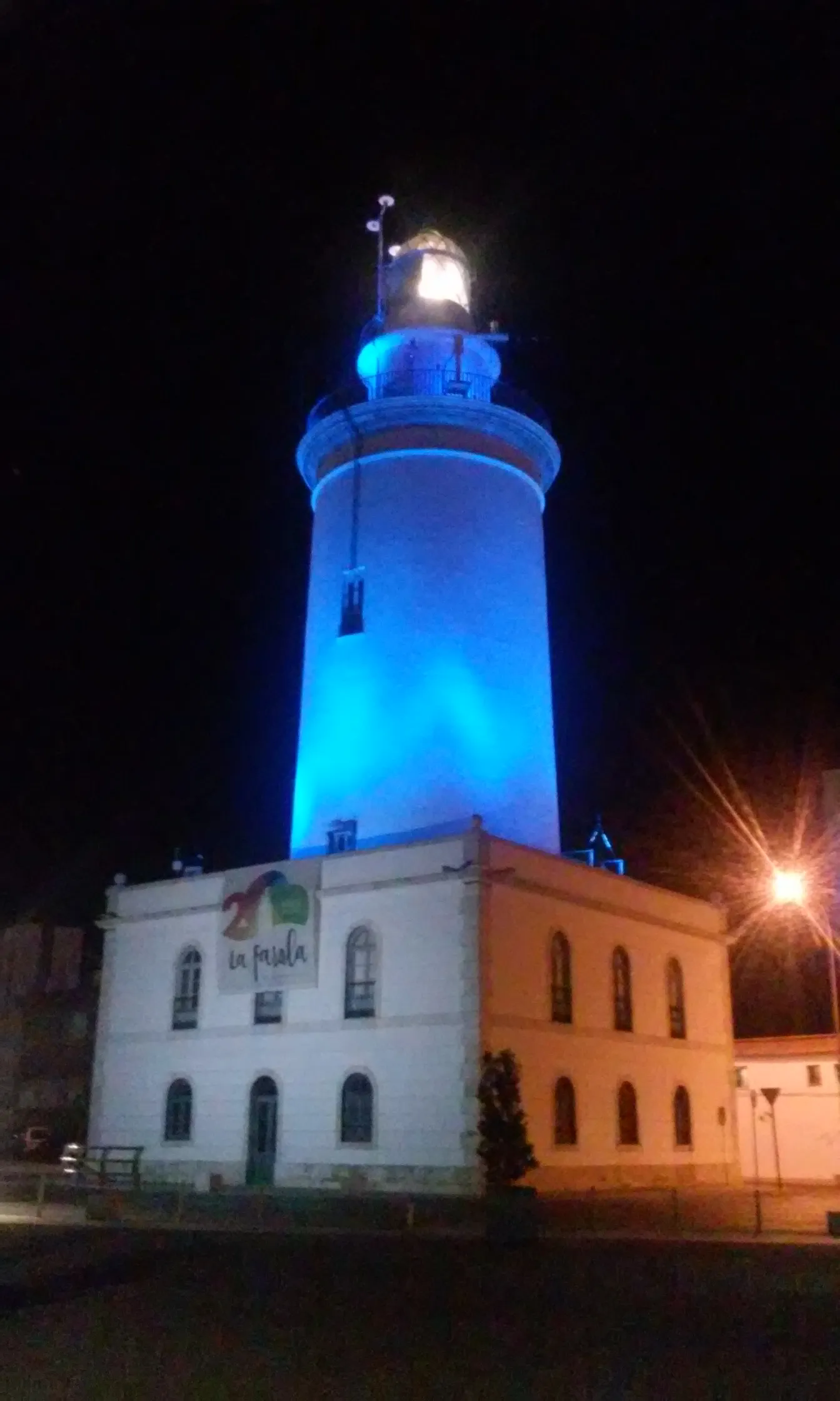 Photo showing: Faro junto al Puerto de Málaga. Septiembre de 2017