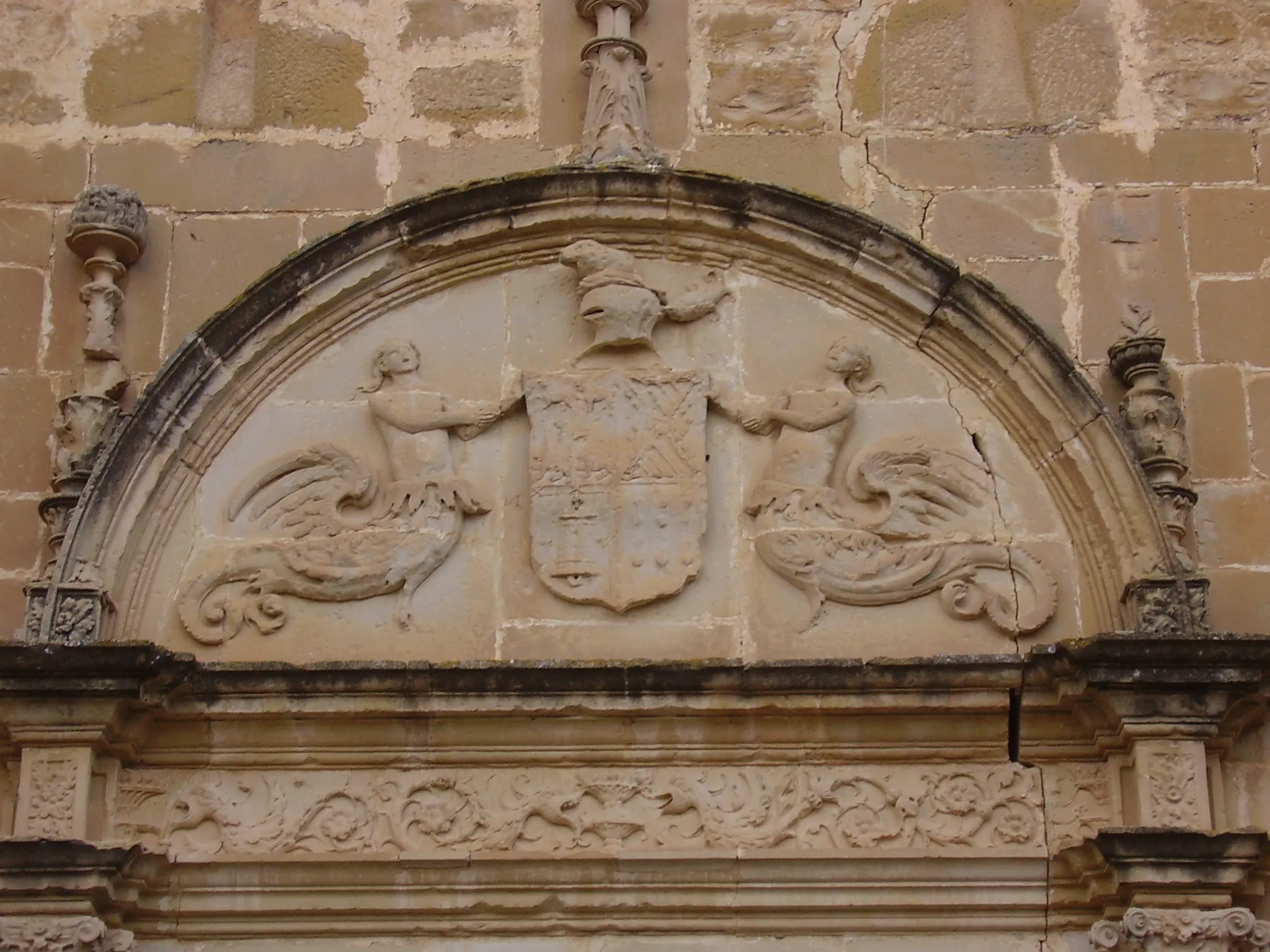 Photo showing: Escudos heráldicos de la puerta del castillo de Canena (Jaén)