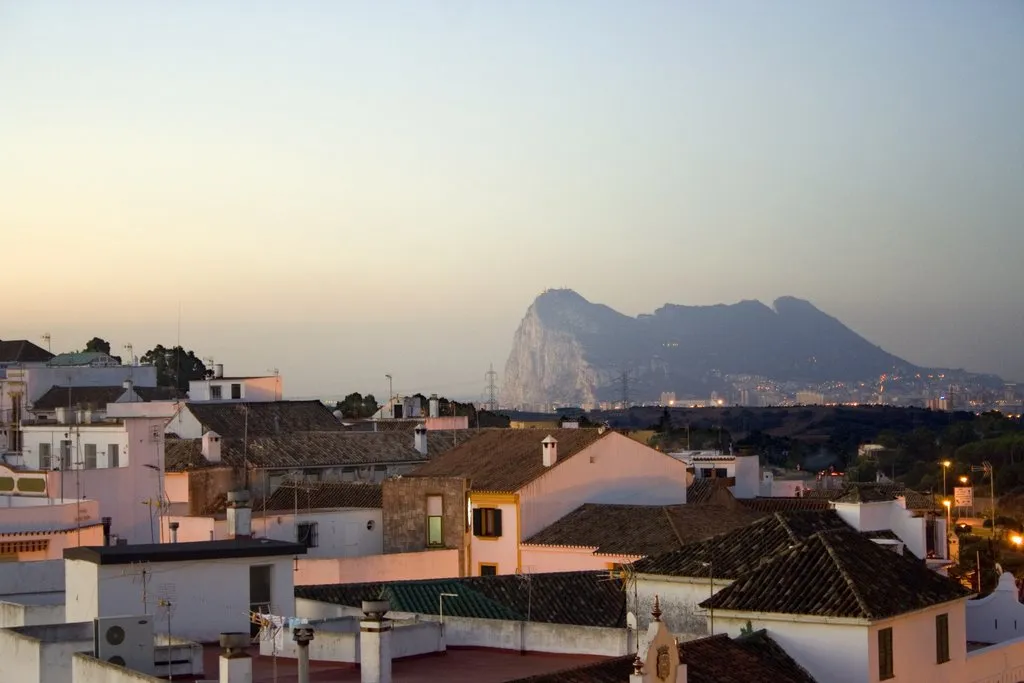 Photo showing: Vista de San Roque con el Peñón de Gibraltar al fondo.