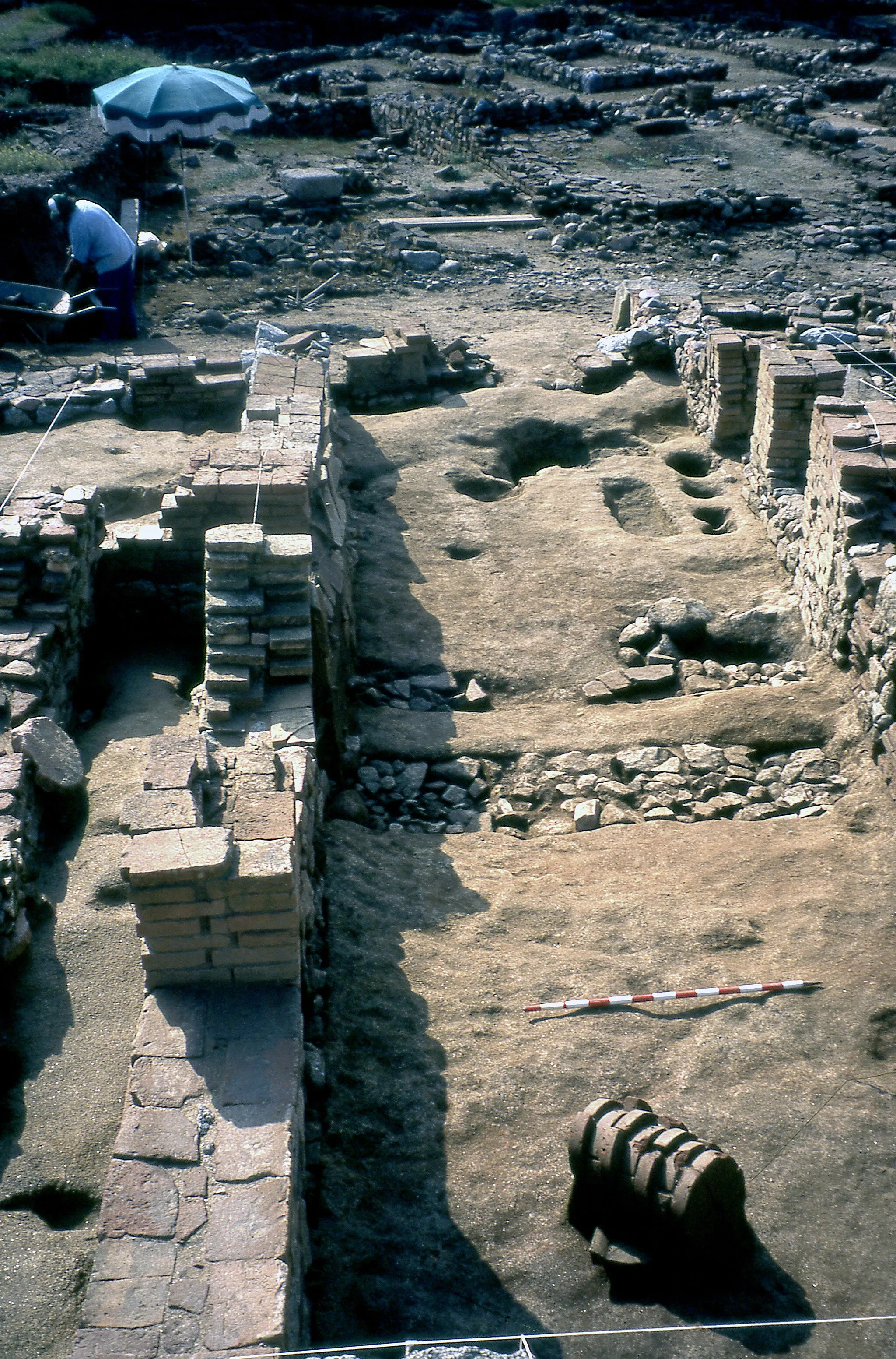 Photo showing: Blick auf das Haus 2 während der Grabungen