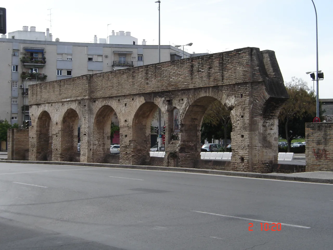 Photo showing: Restos de acueducto romano (la tercera arcada) conocido como "Caños de Carmona" en Sevilla.