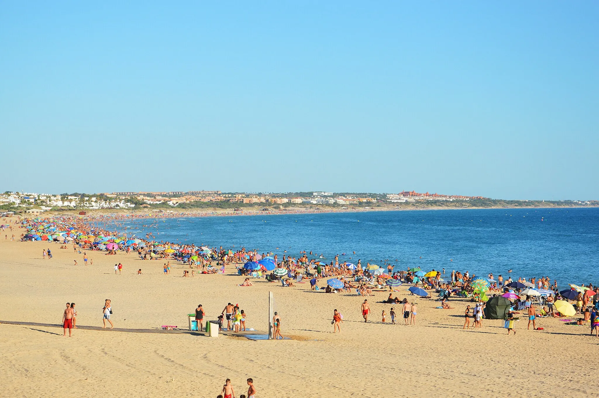 Photo showing: Vista panorámica de la Playa de La Barrosa en Chiclana de la Frontera, Cádiz, Andalucía, España, en 2013