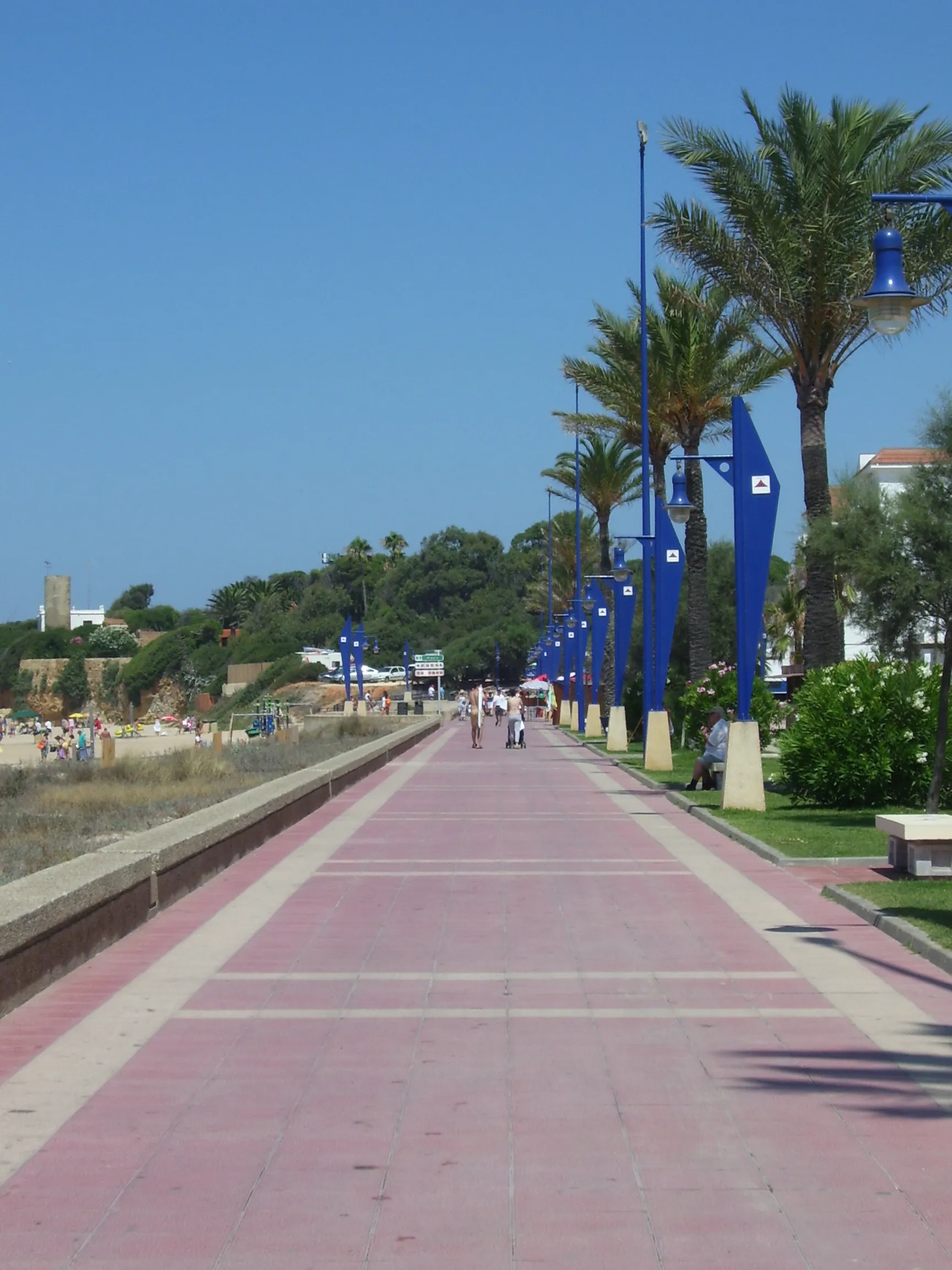 Photo showing: Vista, al mediodía, del paseo marítimo emplazado al lado de la Playa de la Barrosa, en Chiclana de la Frontera, (Cádiz, España).