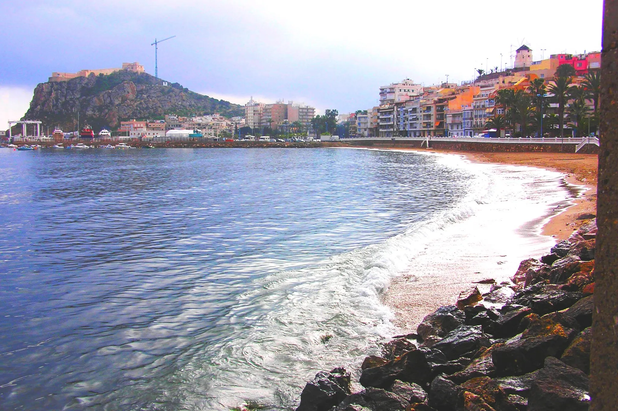 Photo showing: Vista de Águilas (Murcia), con el puerto pesquero y el castillo.