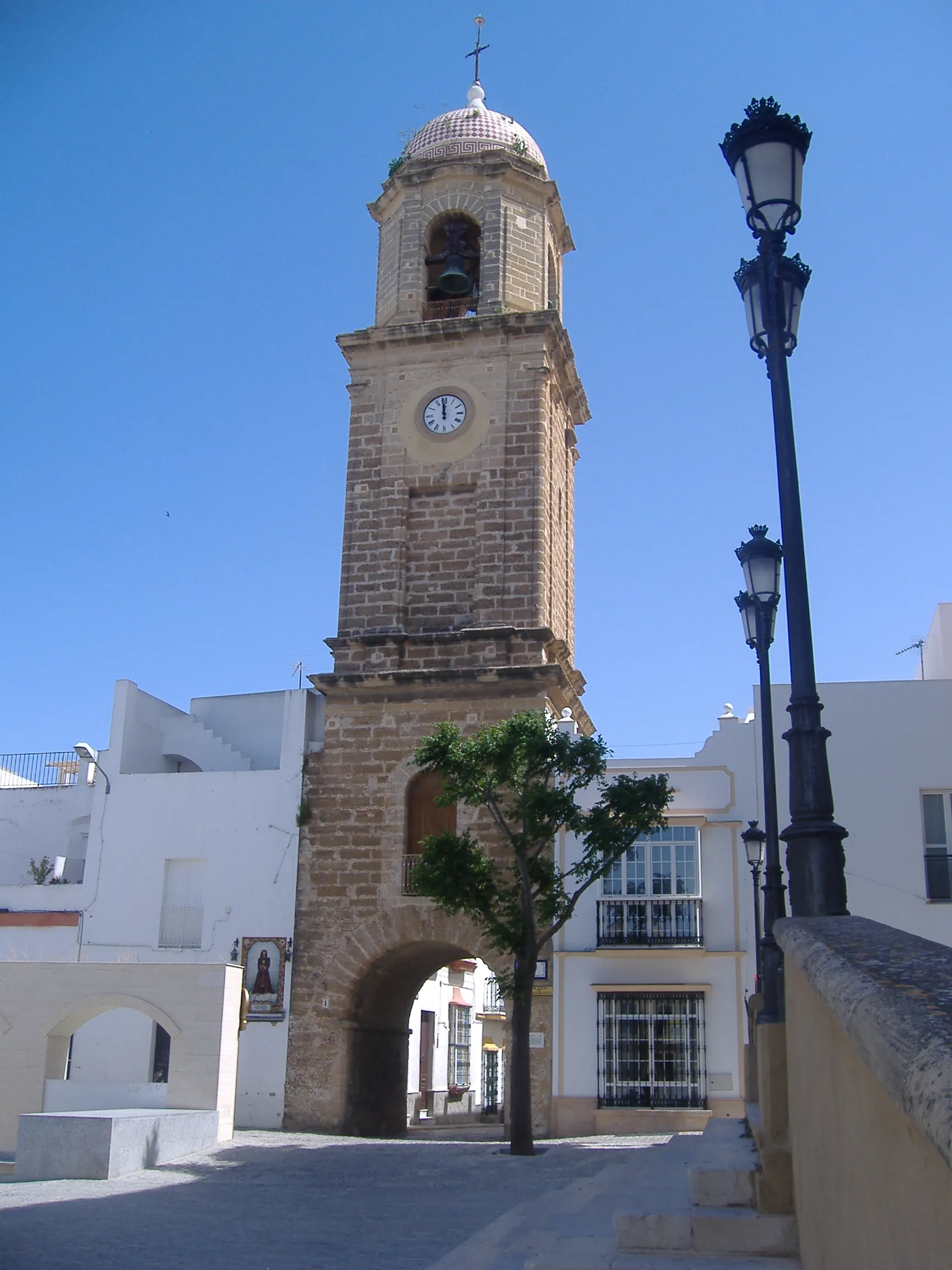 Photo showing: Chiclana. Torre del reloj, desde la plaza mayor
