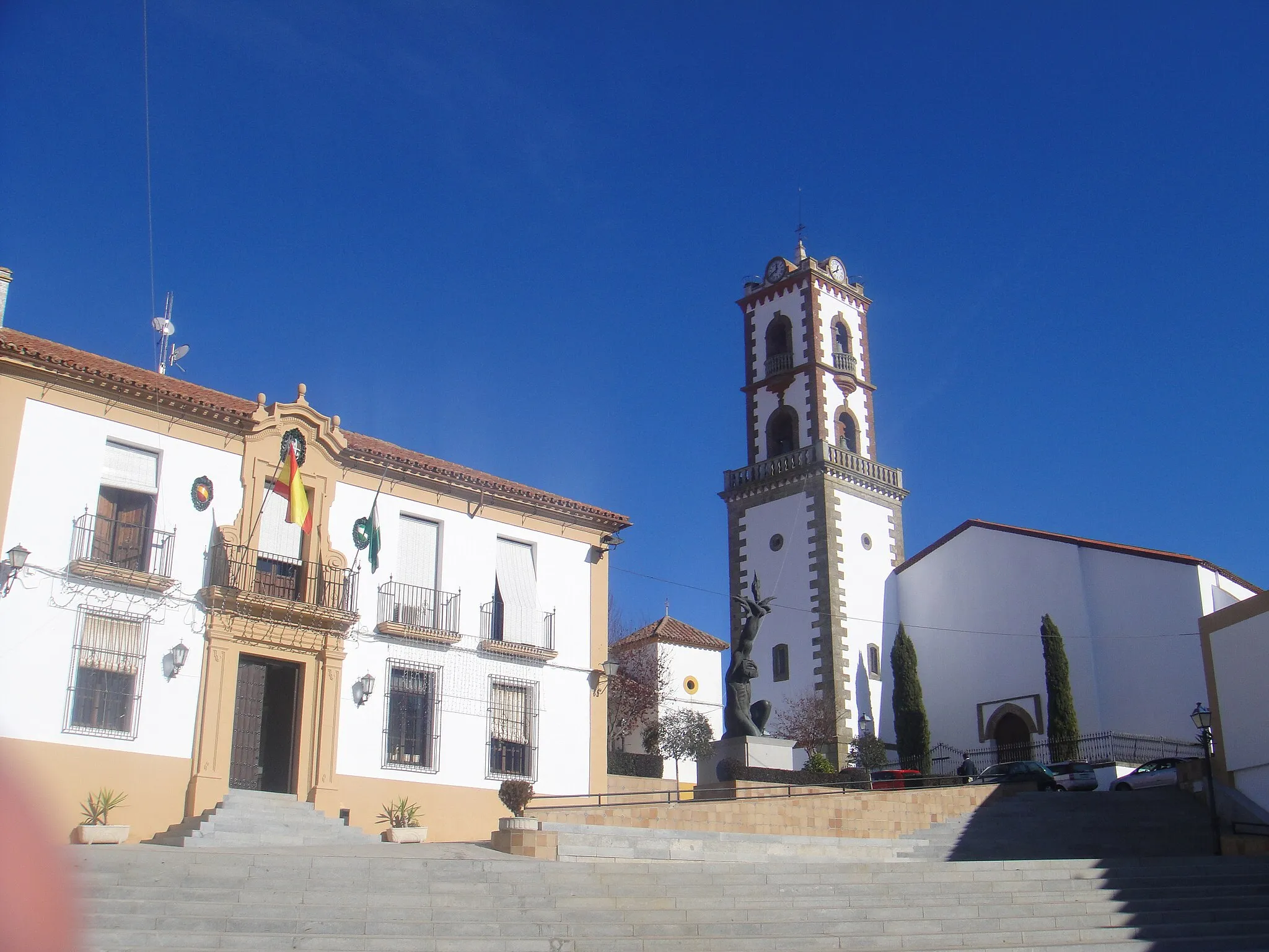 Photo showing: Ayuntamiento e iglesia de Nuestra Señora del Castillo de Fuente Obejuna, provincia de Córdoba, (España).