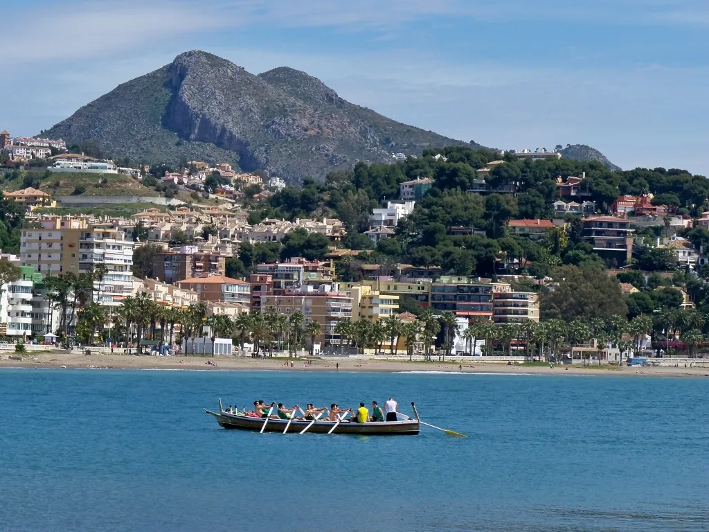 Photo showing: Jábega 'La Traya' en la playa de La Caleta, Málaga, España. Al fondo se distingue la silueta del Monte San Antón, con sus características dos cimas, la Cruz de San Antón (izquierda) y el monte San Antón (derecha).