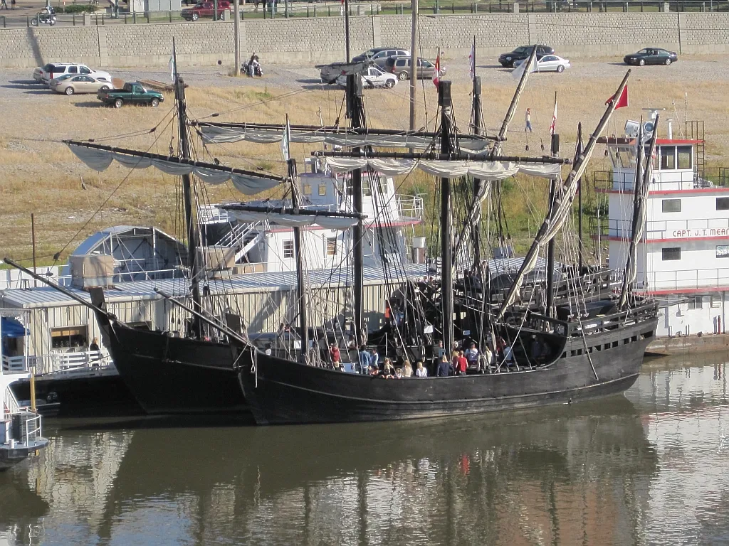 Photo showing: La Niña (in the foreground) & La Pinta (background), replicas of Columbus' ships in Memphis.