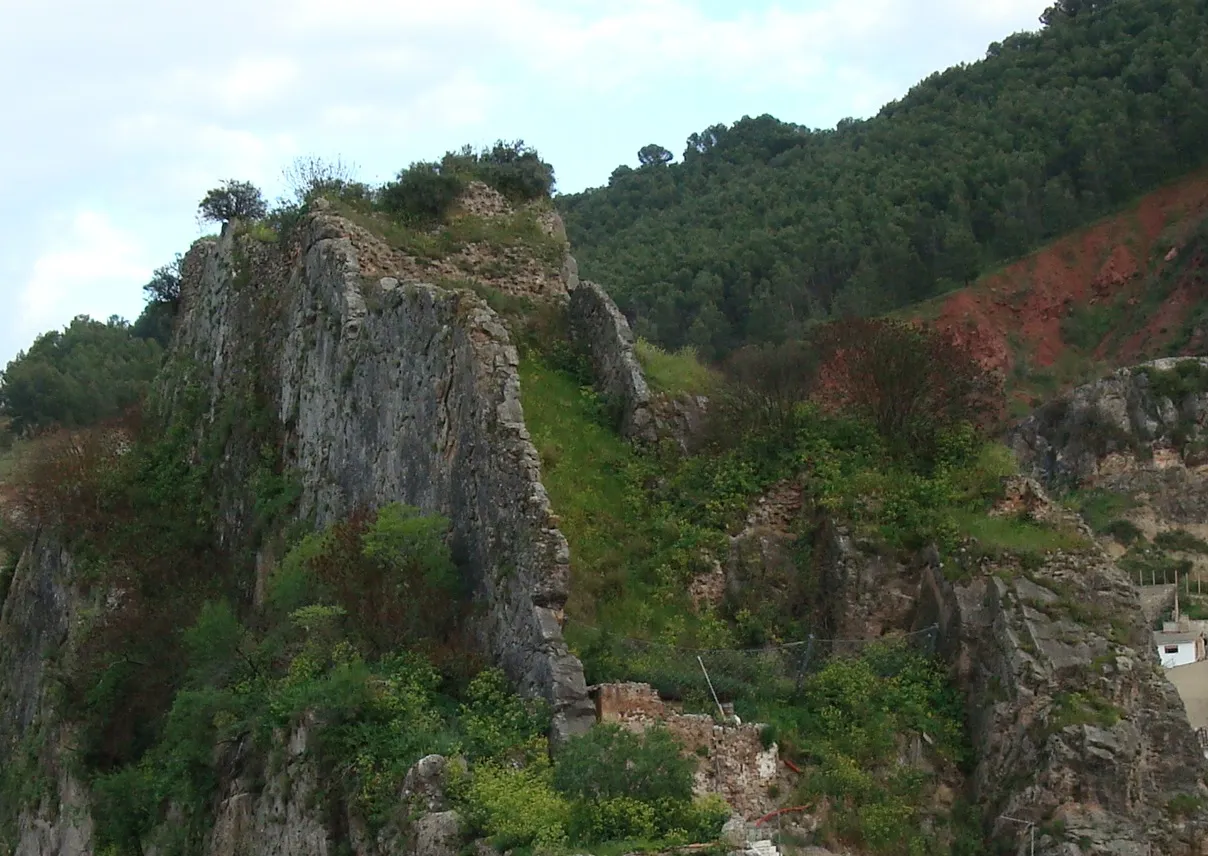 Photo showing: Castillo de Alhabar, sobre el farallón rocoso. Cambil.
