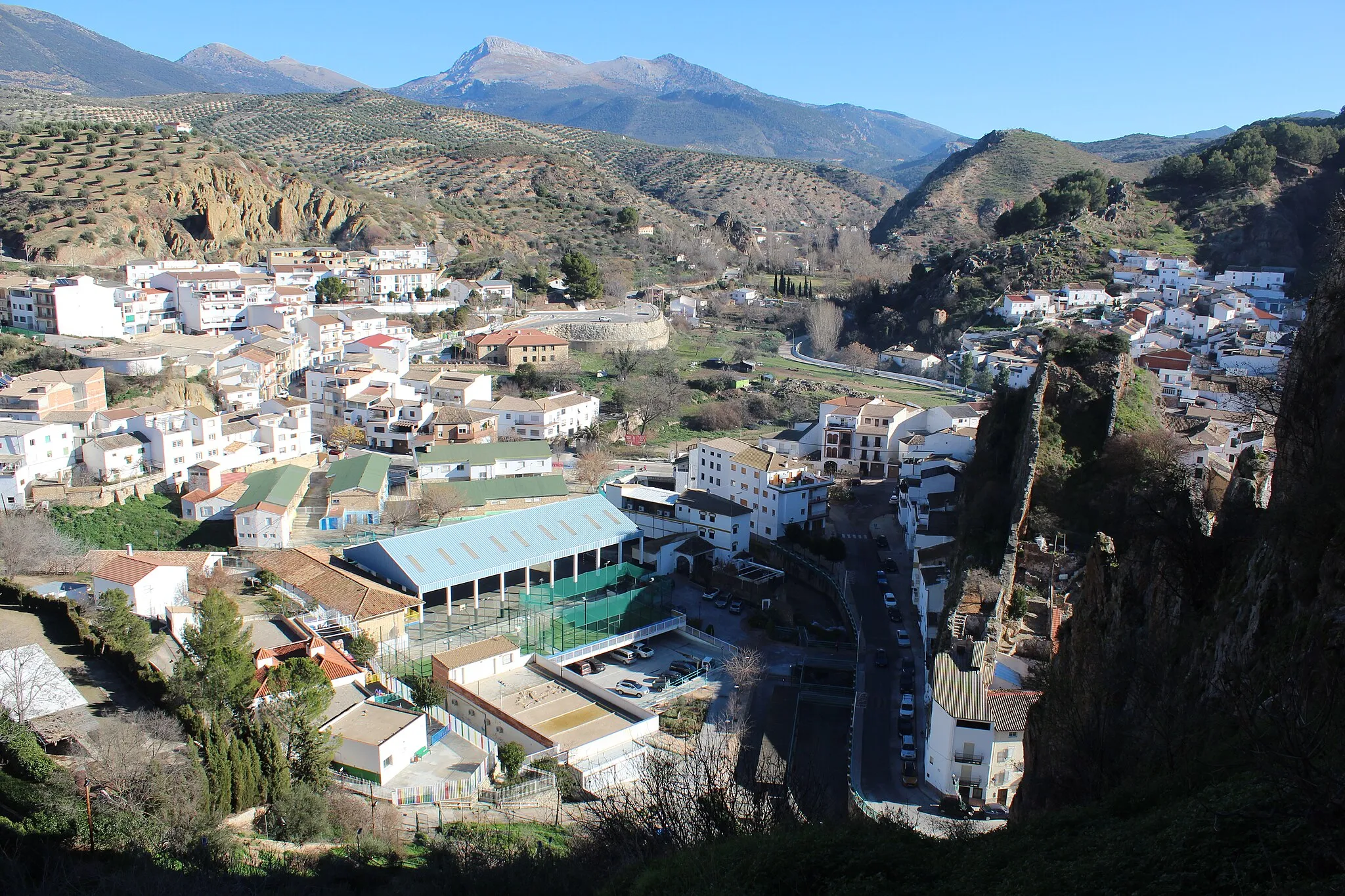 Photo showing: Vista general del norte de Cambil. El Castillo de Alhabar a la derecha.
