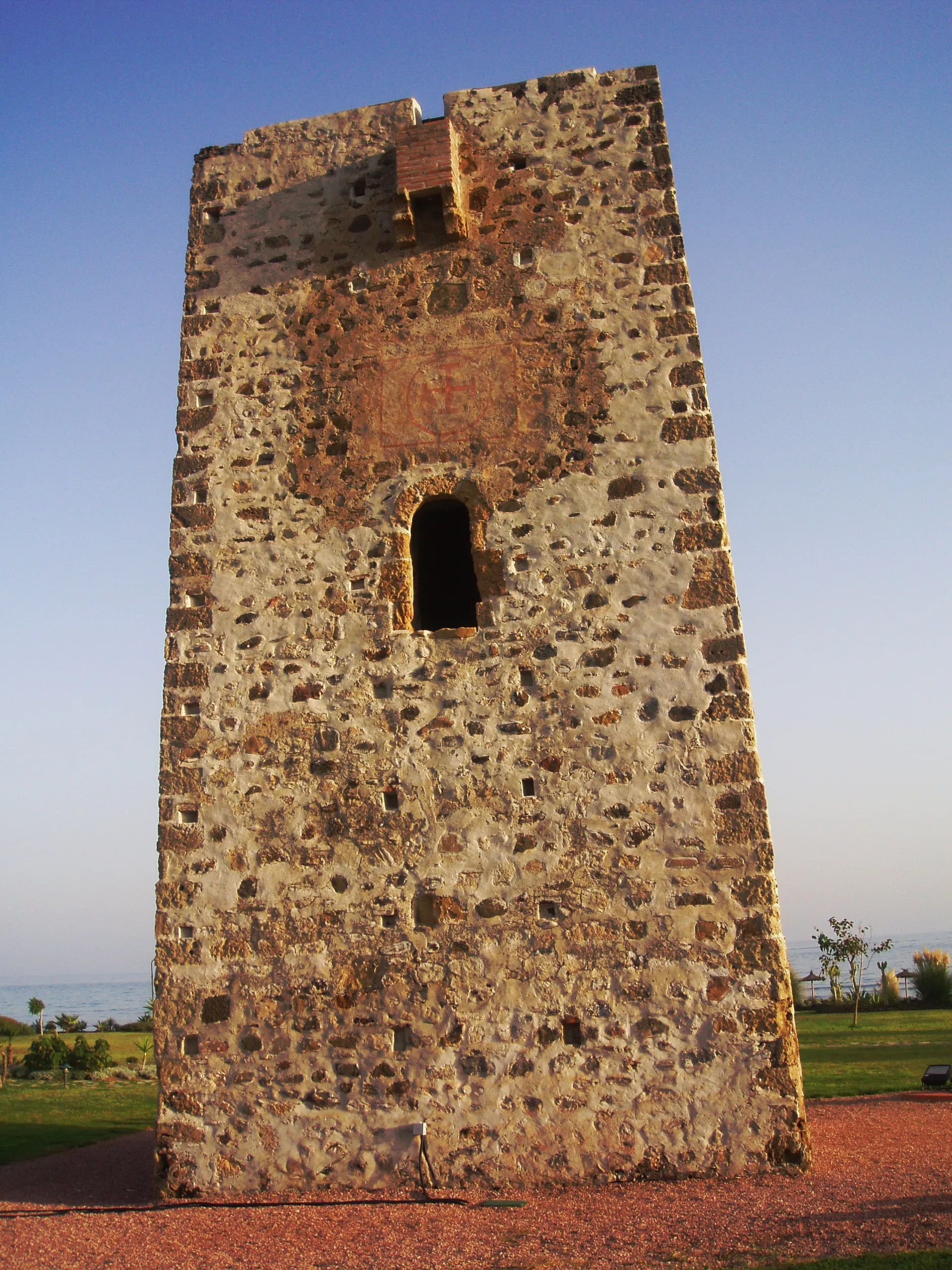 Photo showing: almenara tower Guadalmansa. Estepona, Málaga (Spain). 10th century A.C.; modified 16th century A.C.; restored 2005. Islamic architecture, fortification tower, defense tower