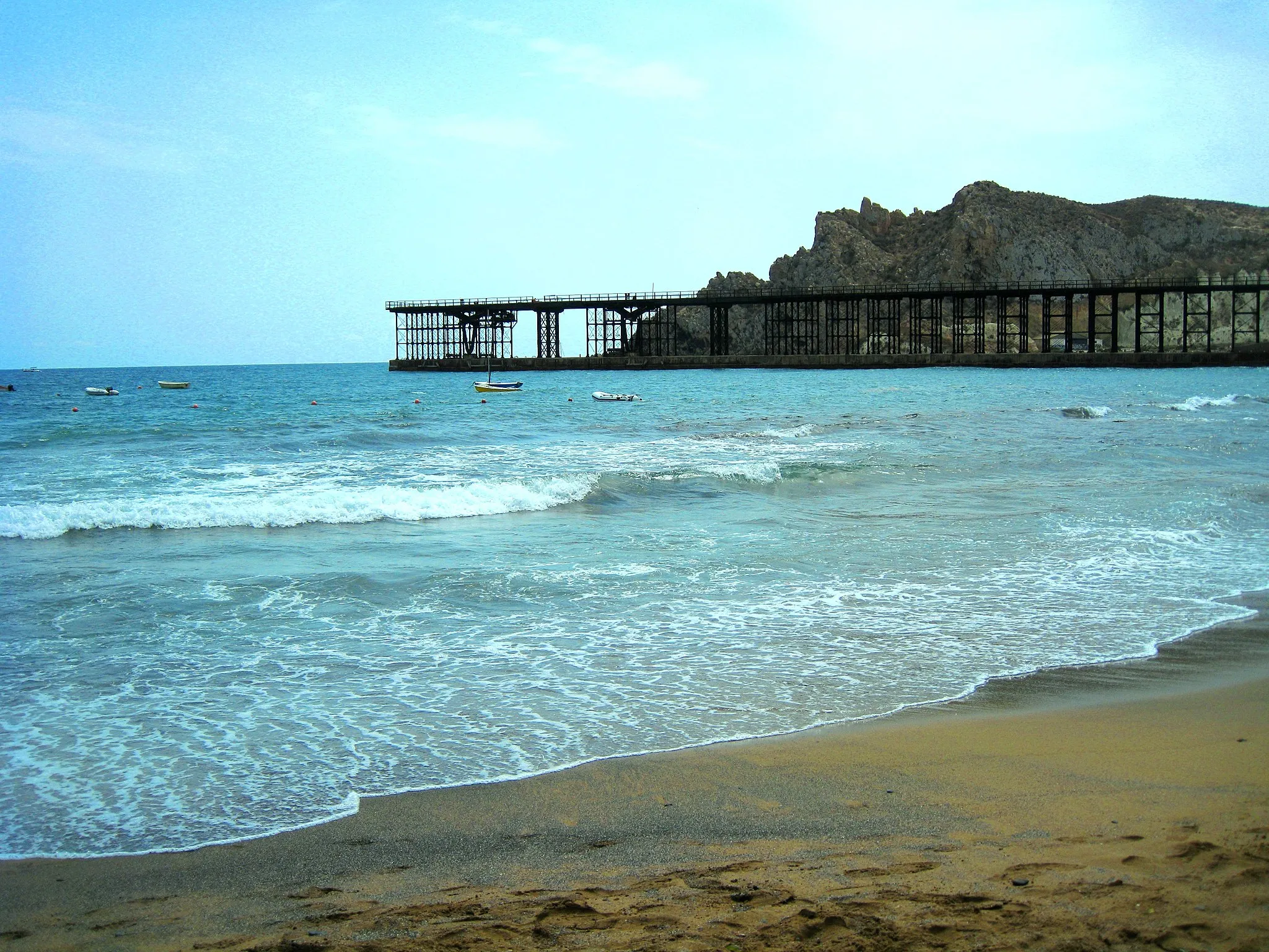 Photo showing: Embarcadero del Hornillo, en la playa del mismo nombre de Águilas (Región de Murcia, España)