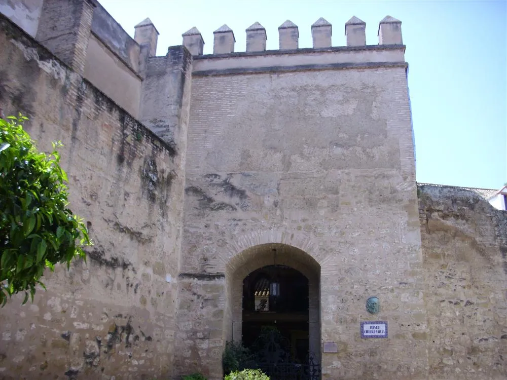 Photo showing: La Puerta de Morón, de Marchena, vista desde el rincón del guitarrista Melchor, con la puerta de entrada al museo Coullaut Valera.