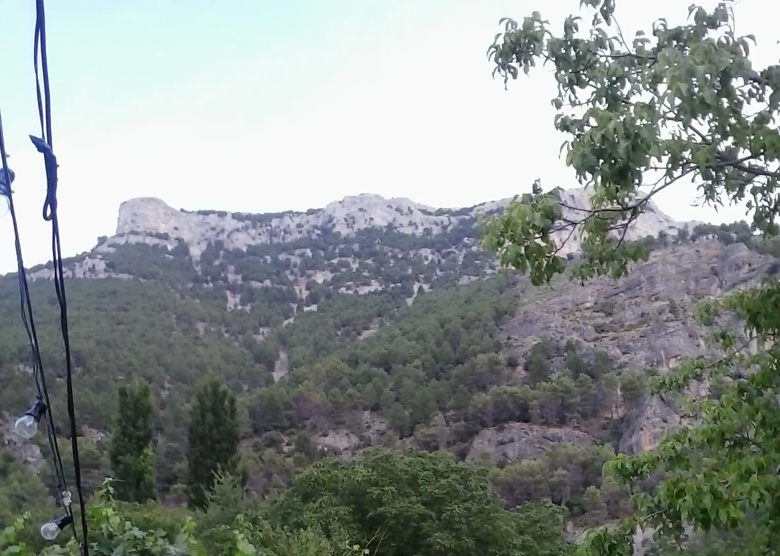 Photo showing: Rocky peak of Alto del Marchena (Sierra de Segura). 1620 mtrs. 
Sierra de Segura is a mountain range of the Prebaetic System in the Jaén Province in Spain. It is named after the ancient town of Segura de la Sierra and it gives its name to the Segura River.