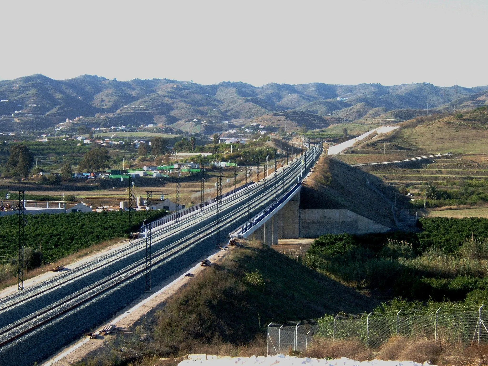 Photo showing: HSL Malaga, view taken on the road toward 'El Sexmo', with view toward the mountains. Is close to Malaga