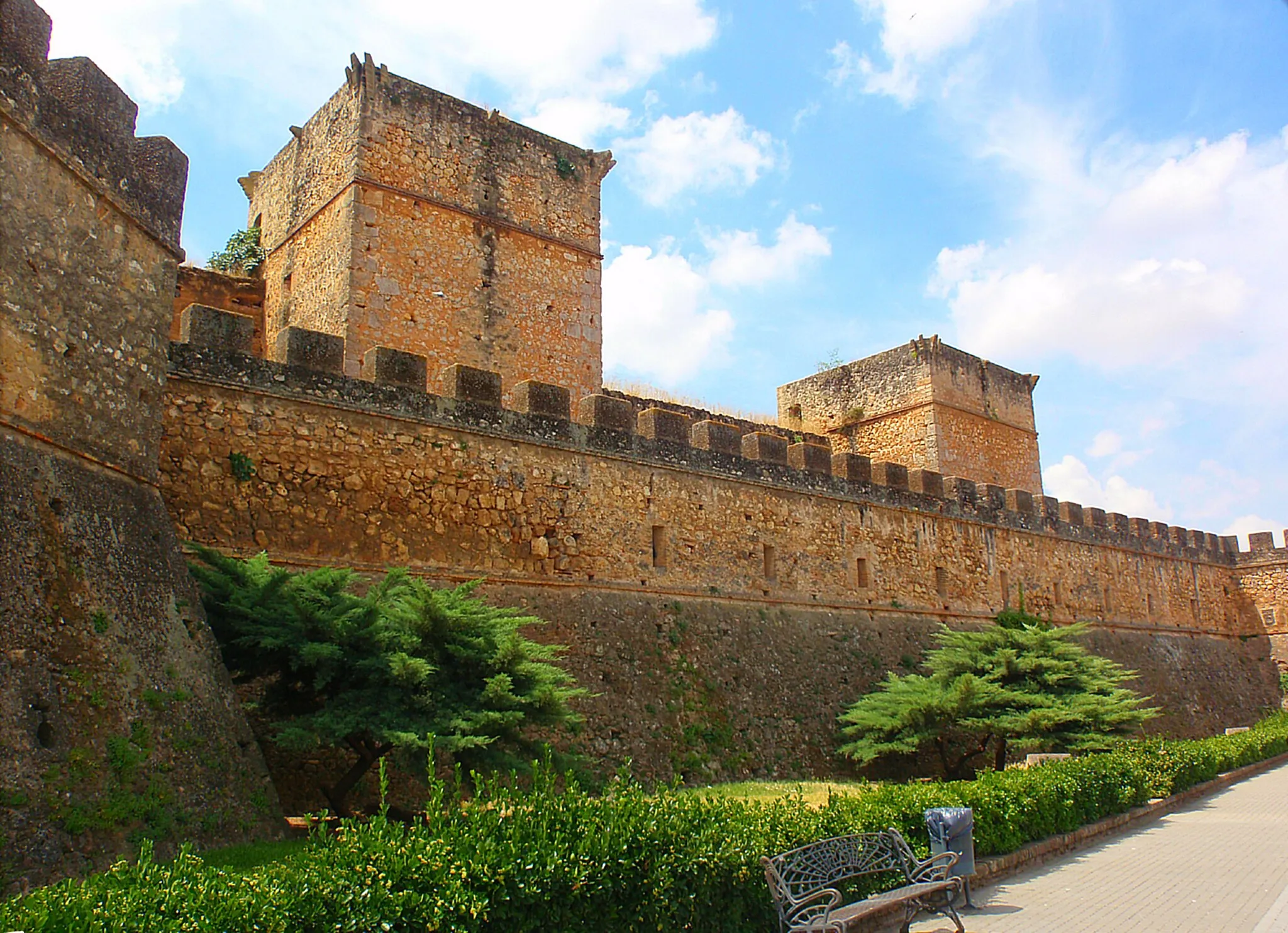 Photo showing: Vista exterior de las antiguas murallas y torres defensivas de Niebla (Huelva, España).