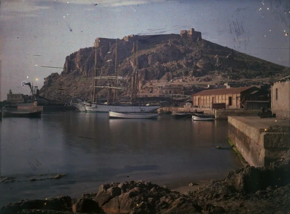 Photo showing: Vista panorámica del puerto y del castillo de Águilas.