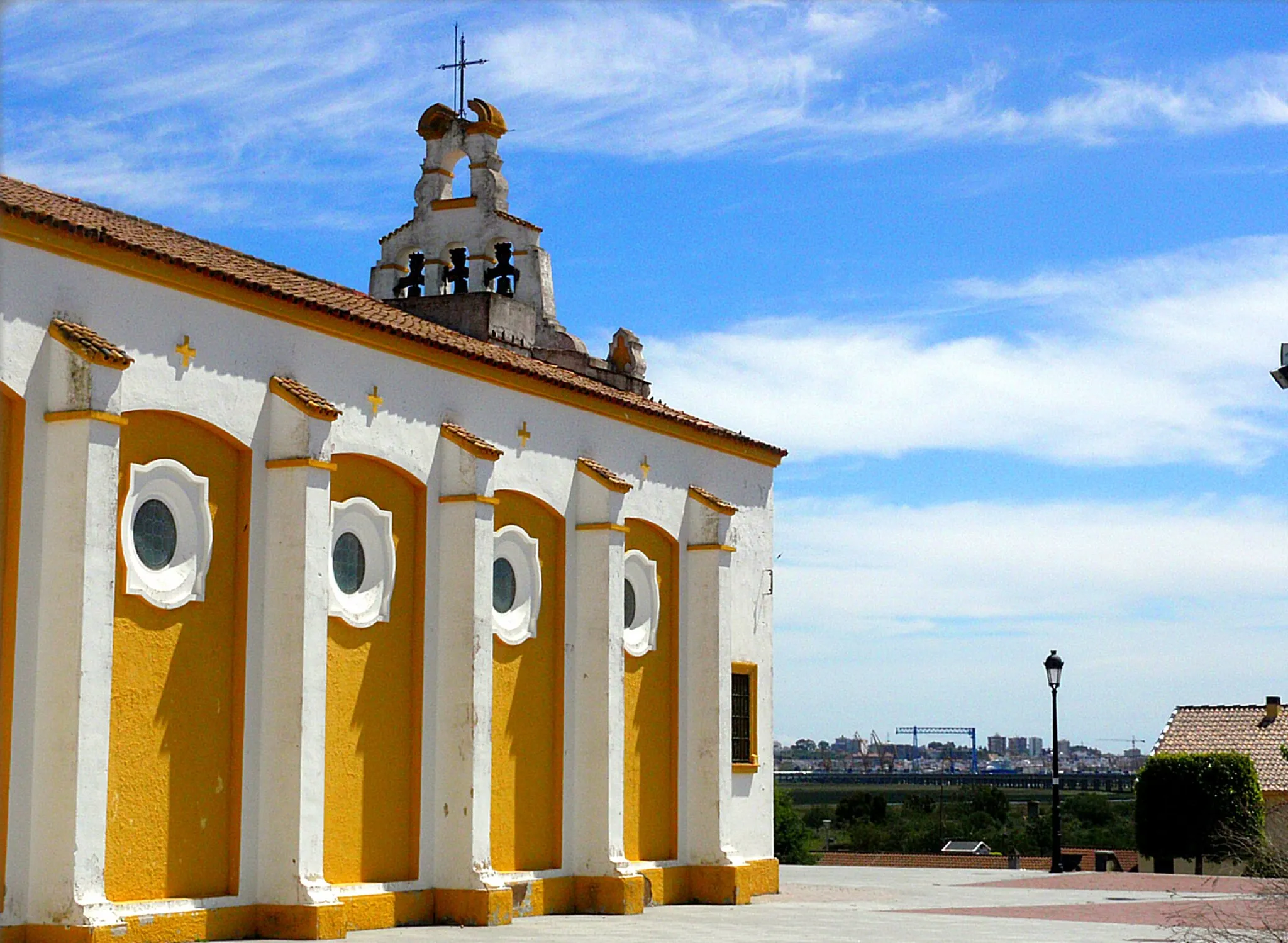 Photo showing: Vista de la Iglesia de Nuestra Señora Regina Mundi, en Corrales (Aljaraque, España).