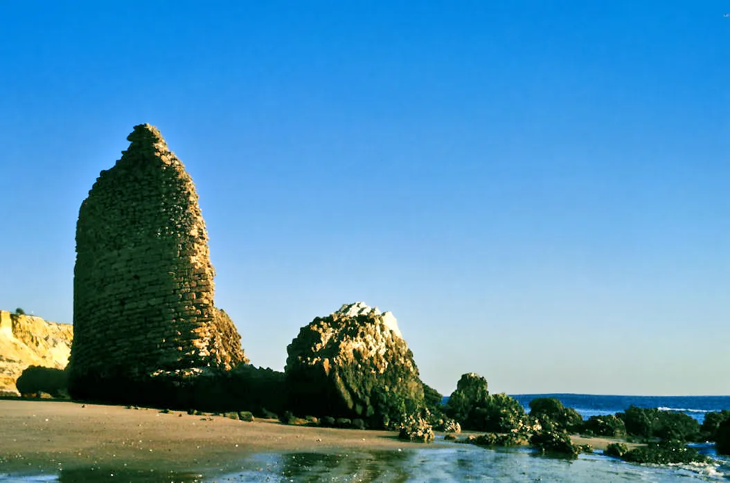 Photo showing: A ruined tower at Loro Beach. Mazagón, Palos de la Frontera, Huelva, Andalusia, Spain