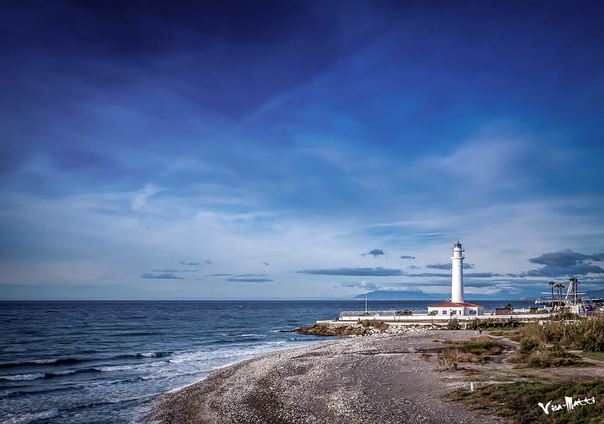 Photo showing: Built  in 1864. The lighthouse was built using one of the towers of the ancient Castle which was destroyed by Napoleon´s troops in the early nineteenth century. In the walls you can see remains of a Roman villa with numerous mosaics.

(source: www.visitcostadelsol.com)