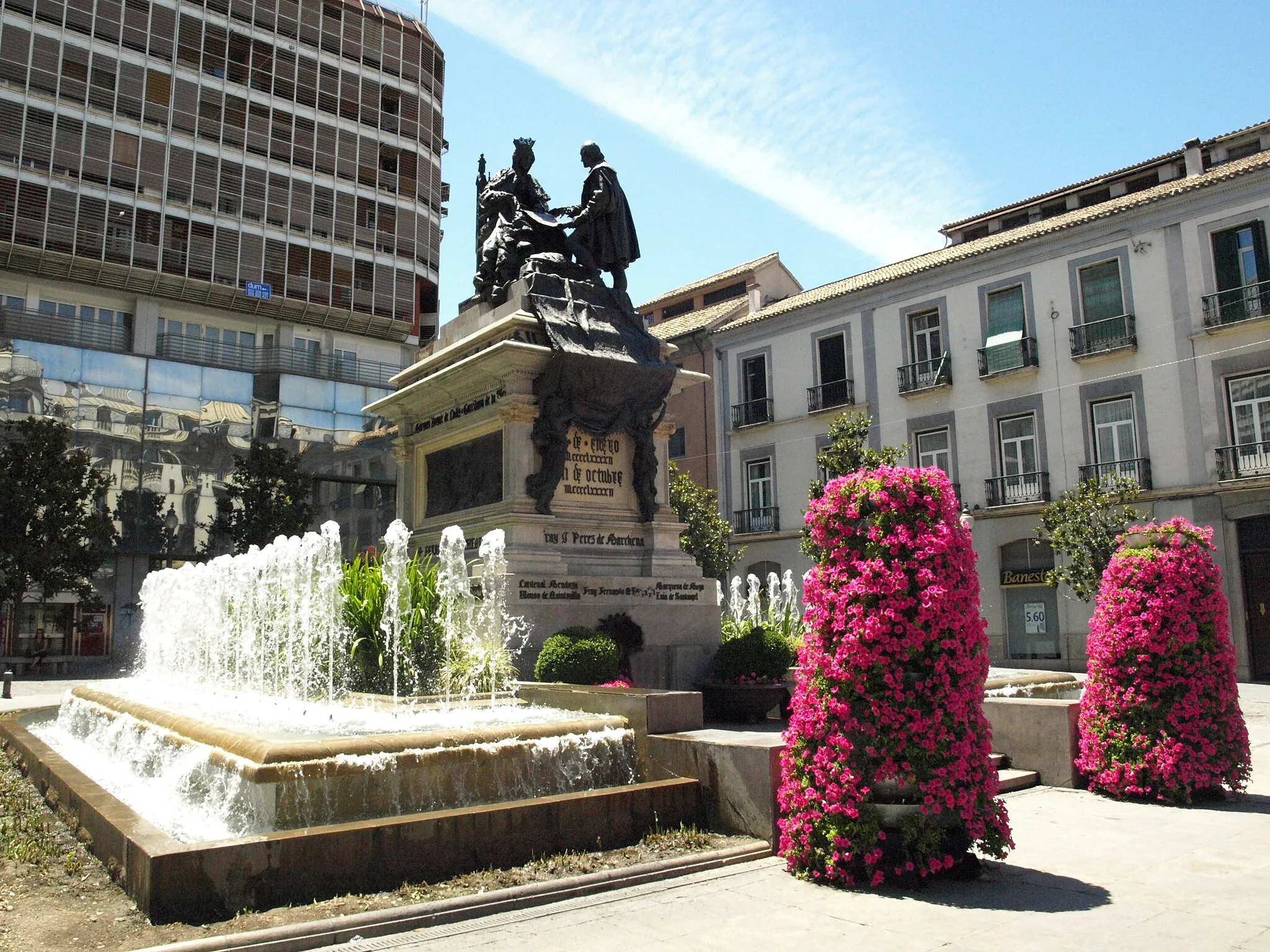 Photo showing: Estatua de Isabel la Católica recibiendo a Cristobal Colón en la Plaza Isabel la Católica de Granada (España)