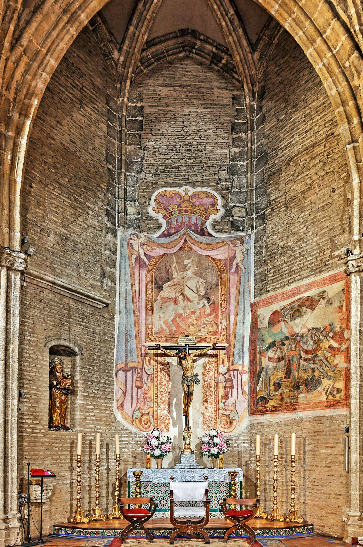 Photo showing: Altar mayor, Iglesia parroquial de San Jorge mártir de Palos de la Frontera.