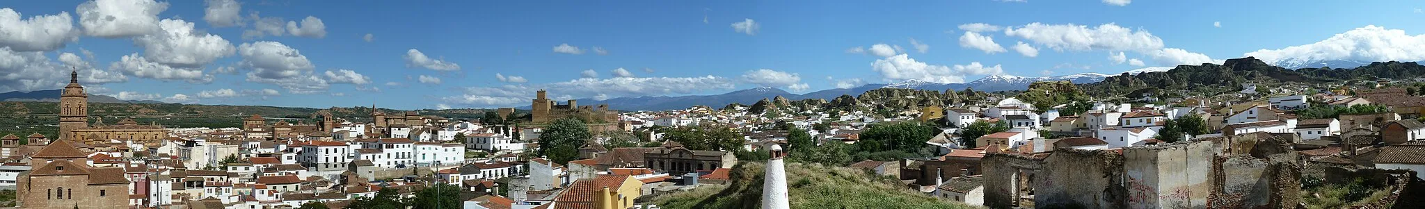 Photo showing: Guadix mit der Sierra Nevada im Hintergrund