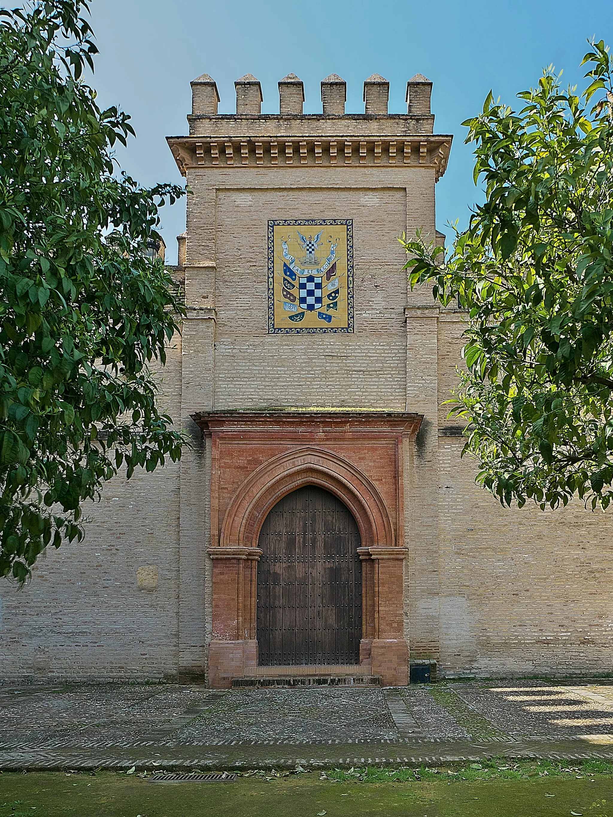 Photo showing: Fachada lateral del monasterio con azulejo de la heráldica de la Casa Álvarez de Toledo y portada mudéjar.