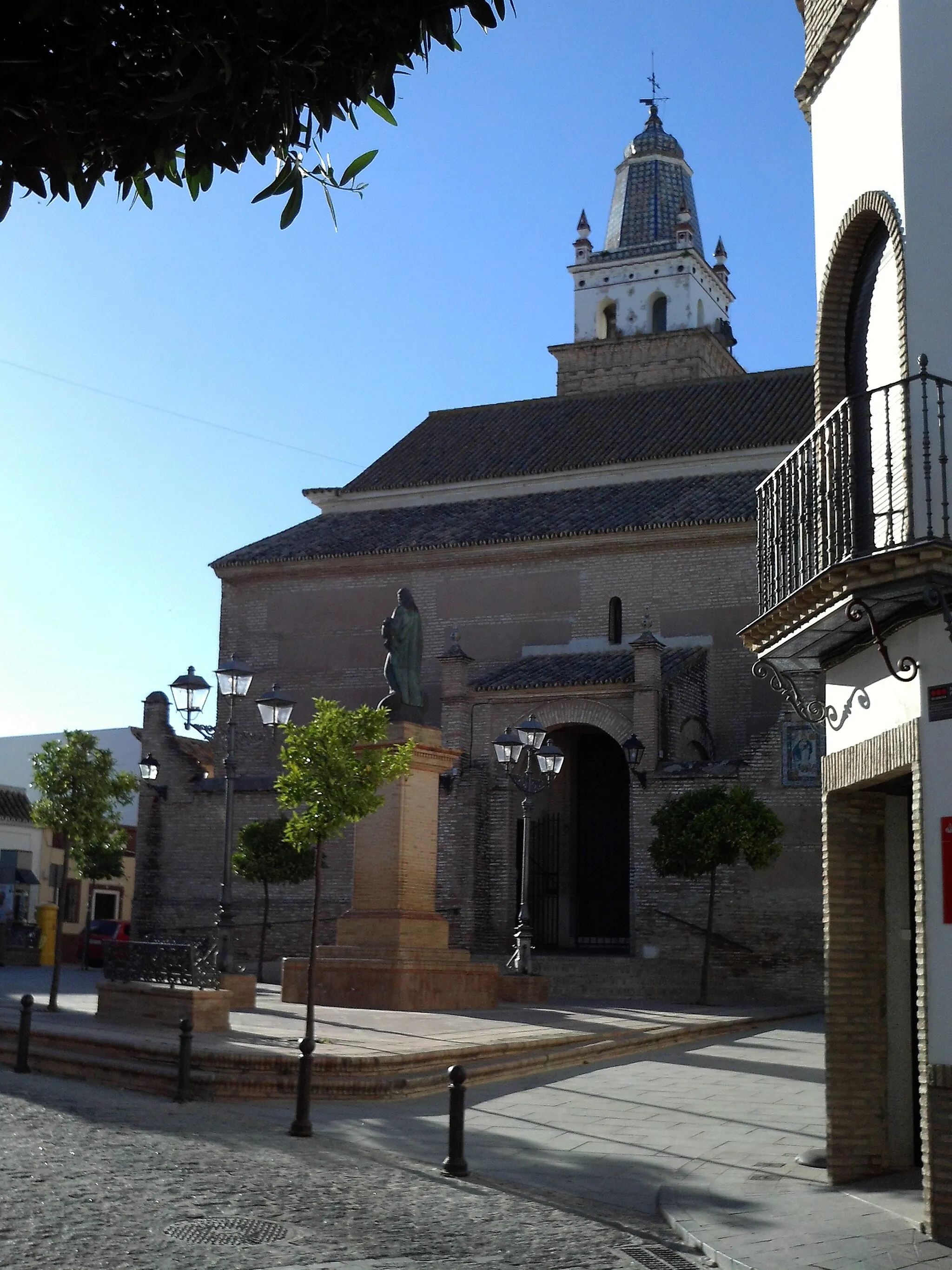 Photo showing: Vista de la plaza de España de Salteras, con la iglesia parroquial de N. Sra. de la Oliva y el monumento al Sagrado Corazón