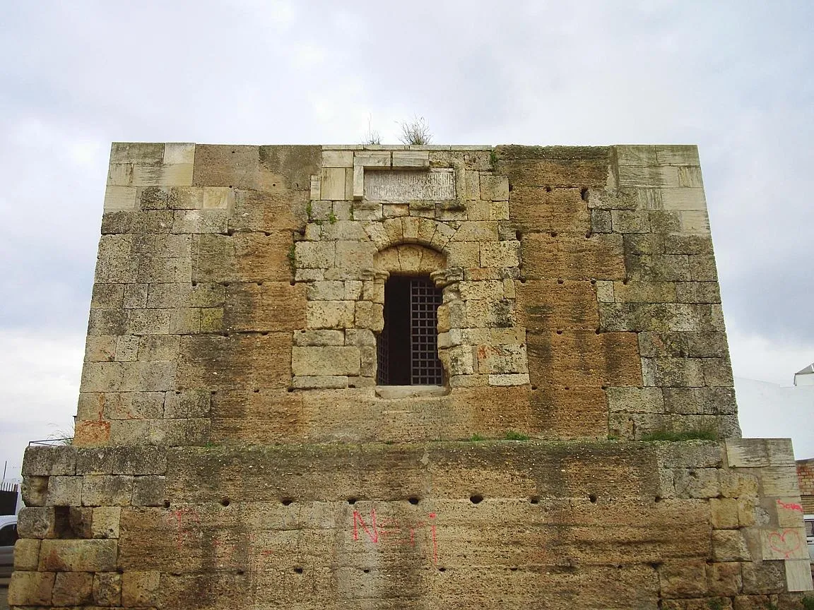 Photo showing: Torre mocha, llamada de Don Fadrique. Situada en la localidad de Albaida del Aljarafe (Sevilla). Por su excelente situación era utilizada para la vigilancia de la frontera con el reino musulmán de Niebla.