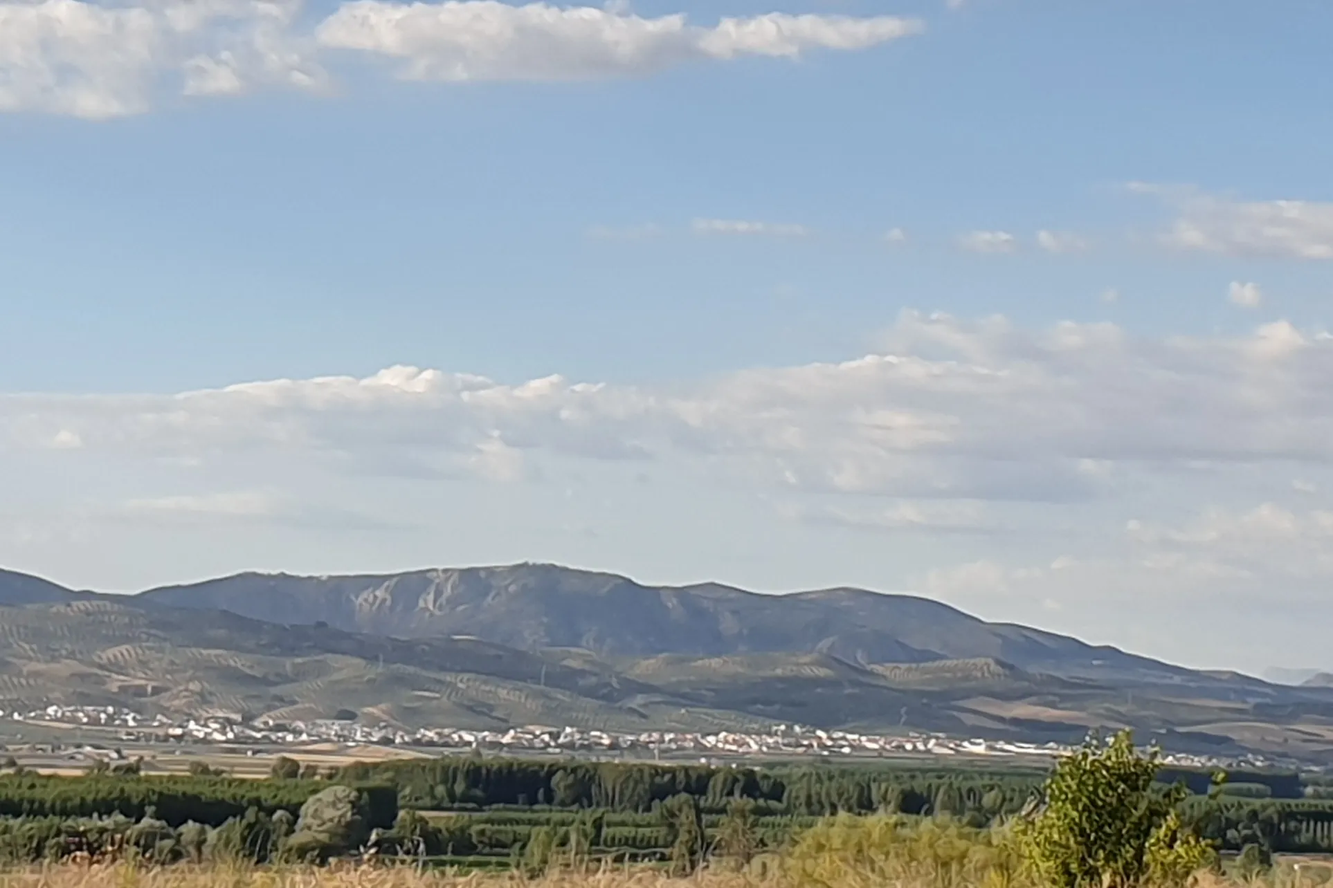 Photo showing: Las localidades de Zujaira y Casanueva, en el municipio de Pinos Puente (provincia de Granada, España) vistas desde Láchar.
